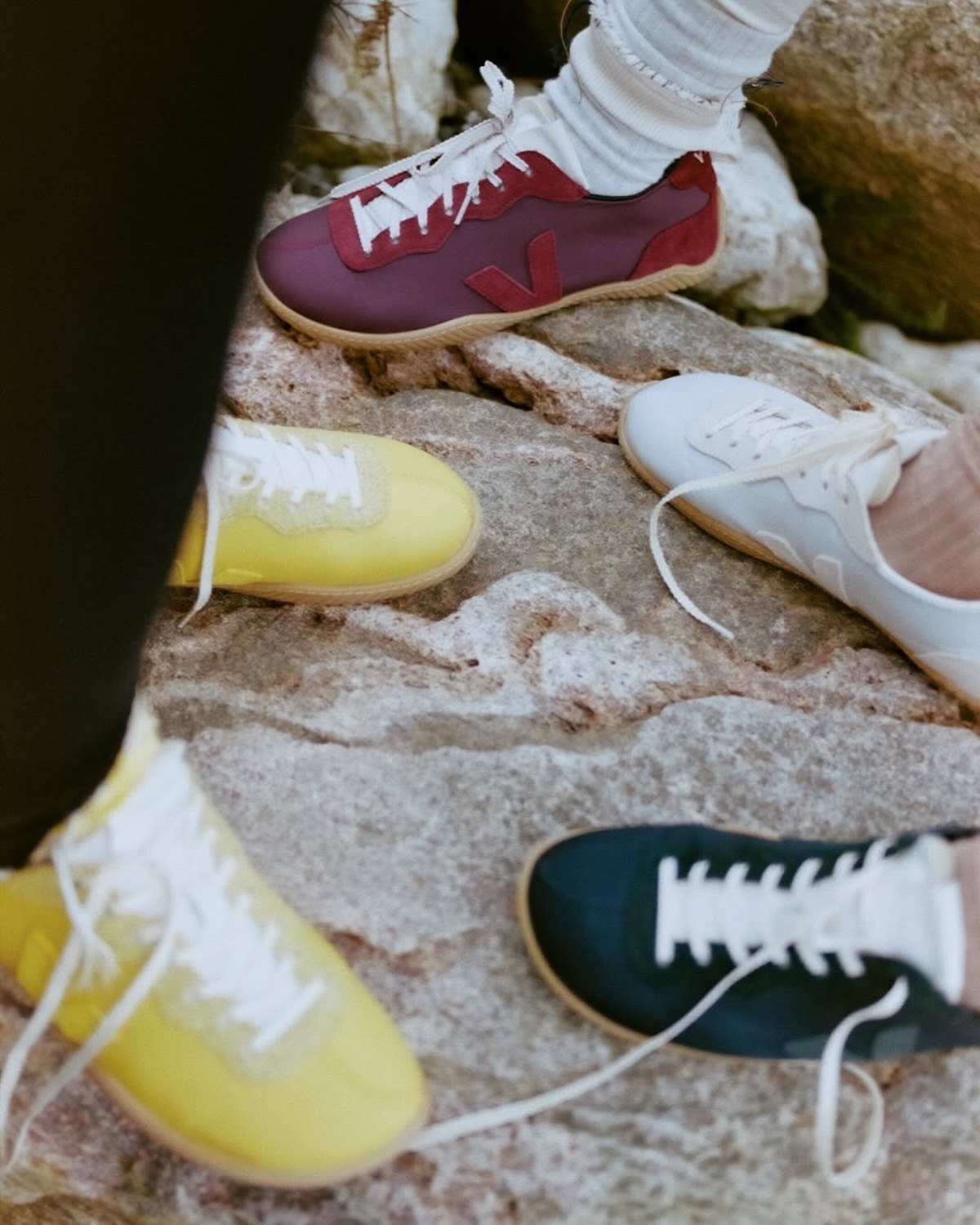 Різноманітні колірні варіації кросівок Veja x Baserange розкидані по всій колекції, від приглушених бежевих до більш насичених відтінків, таких як жовтий та бордовий. Колекції кросівок весни 2026 року все частіше досліджують природні текстури та витончену палітру, зберігаючи при цьому модну привабливість дизайнів.