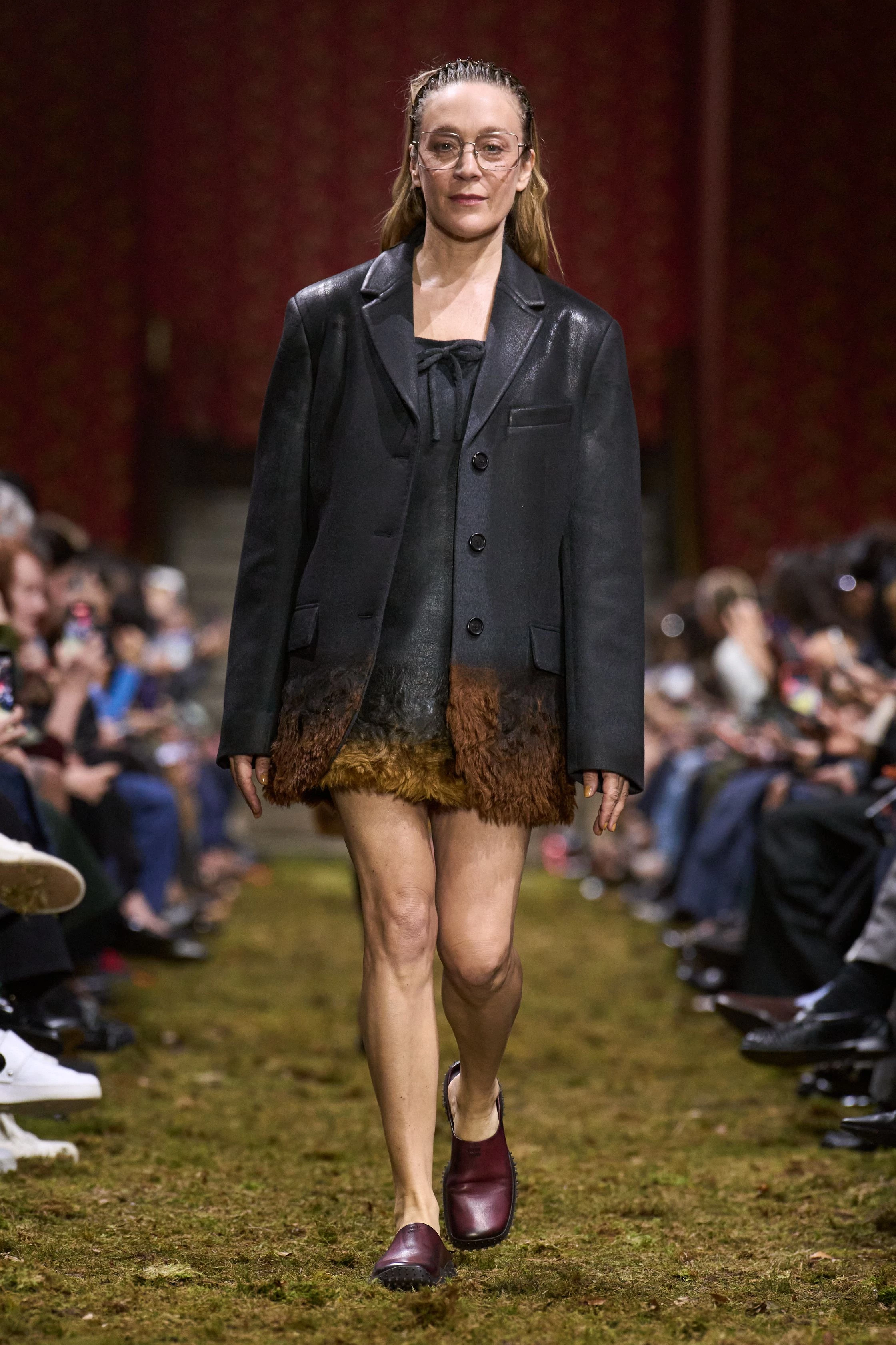 Miu Miu, осінь-зима 2026/2027: свіжа збірка, мінімалістський погляд Міуччі Прада.
2