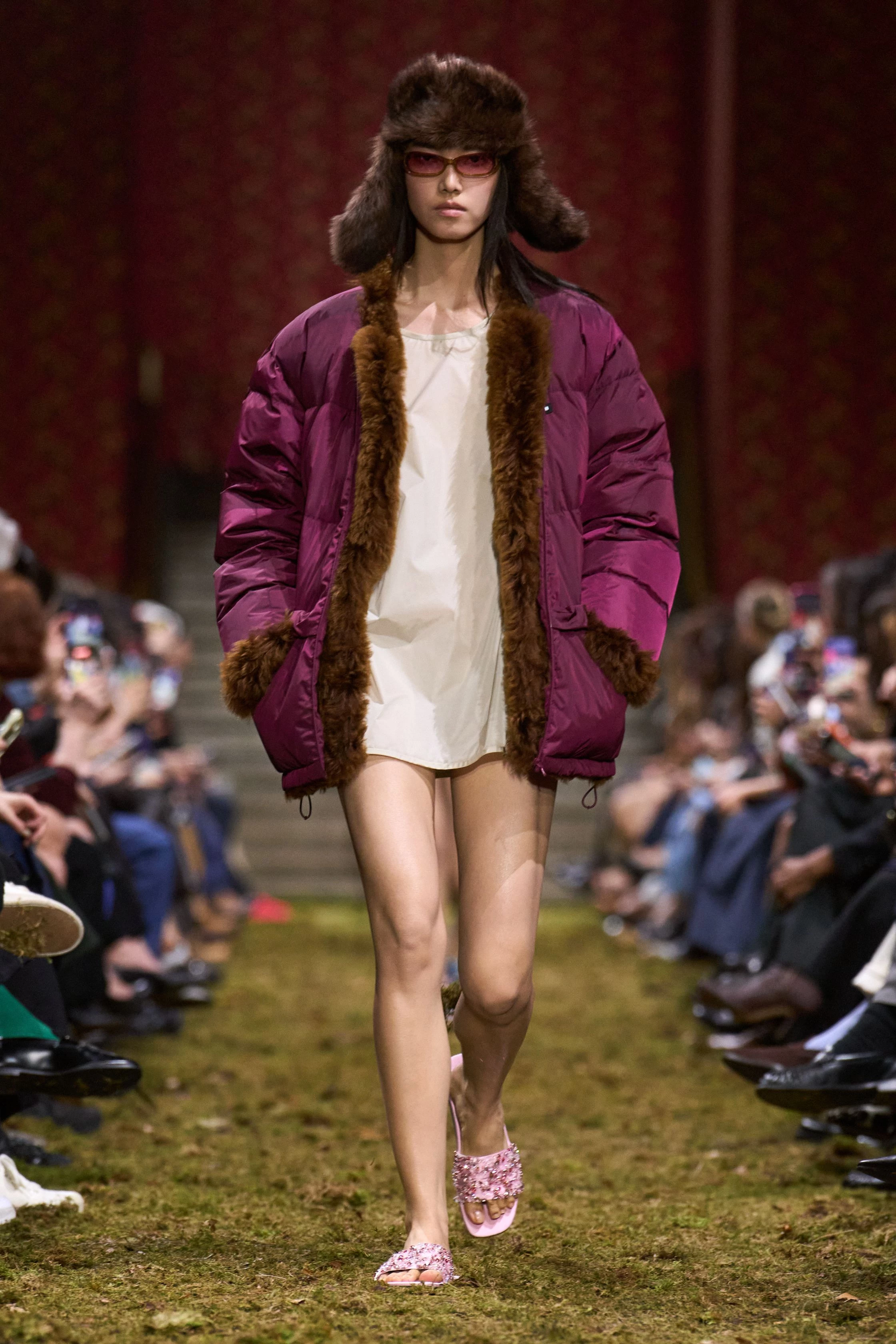 Miu Miu, осінь-зима 2026/2027: свіжа збірка, мінімалістський погляд Міуччі Прада.
10