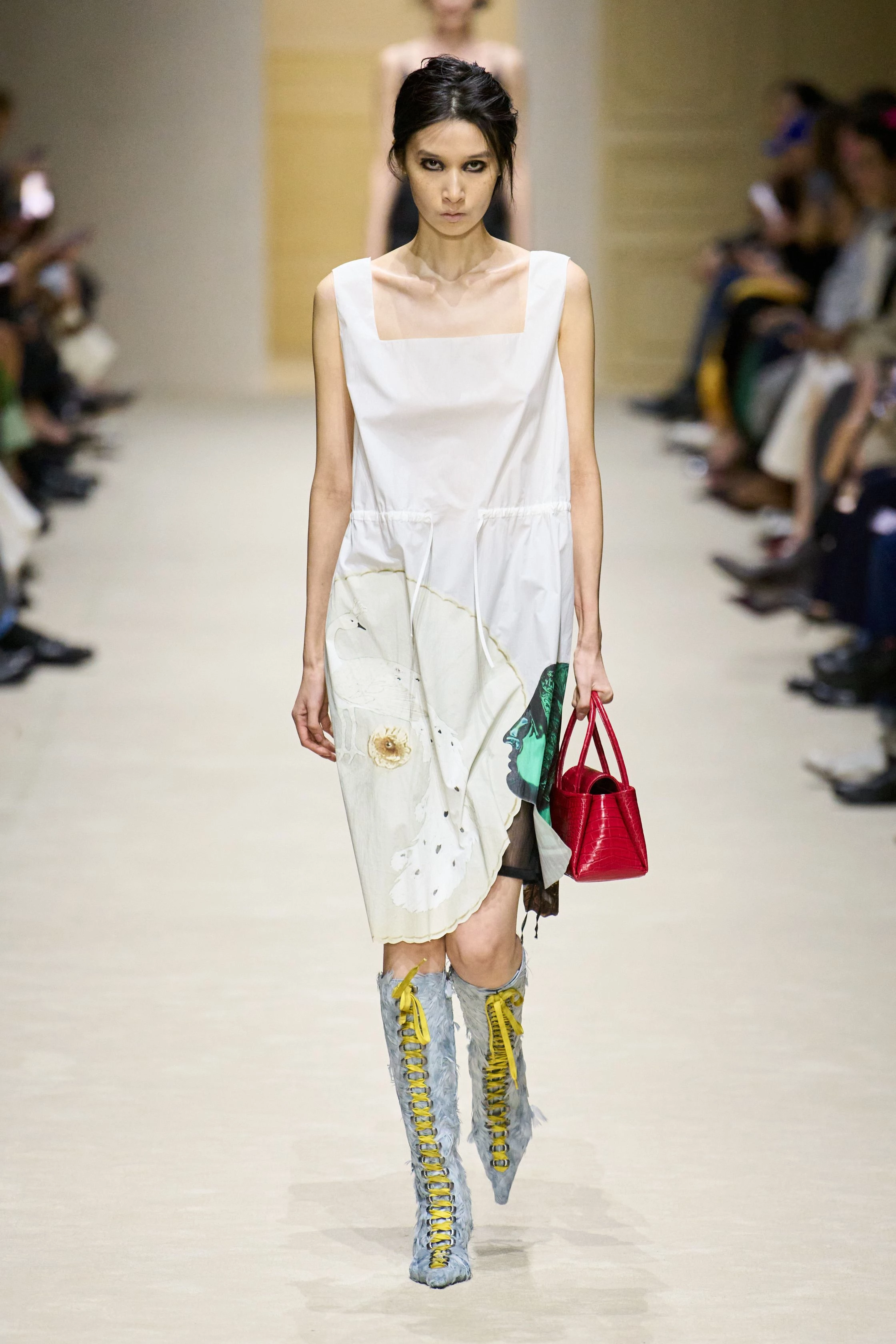 Prada: осінньо-зимова колекція 2026/2027 – 15 манекенниць, 60 луків і багатошаровість.
20