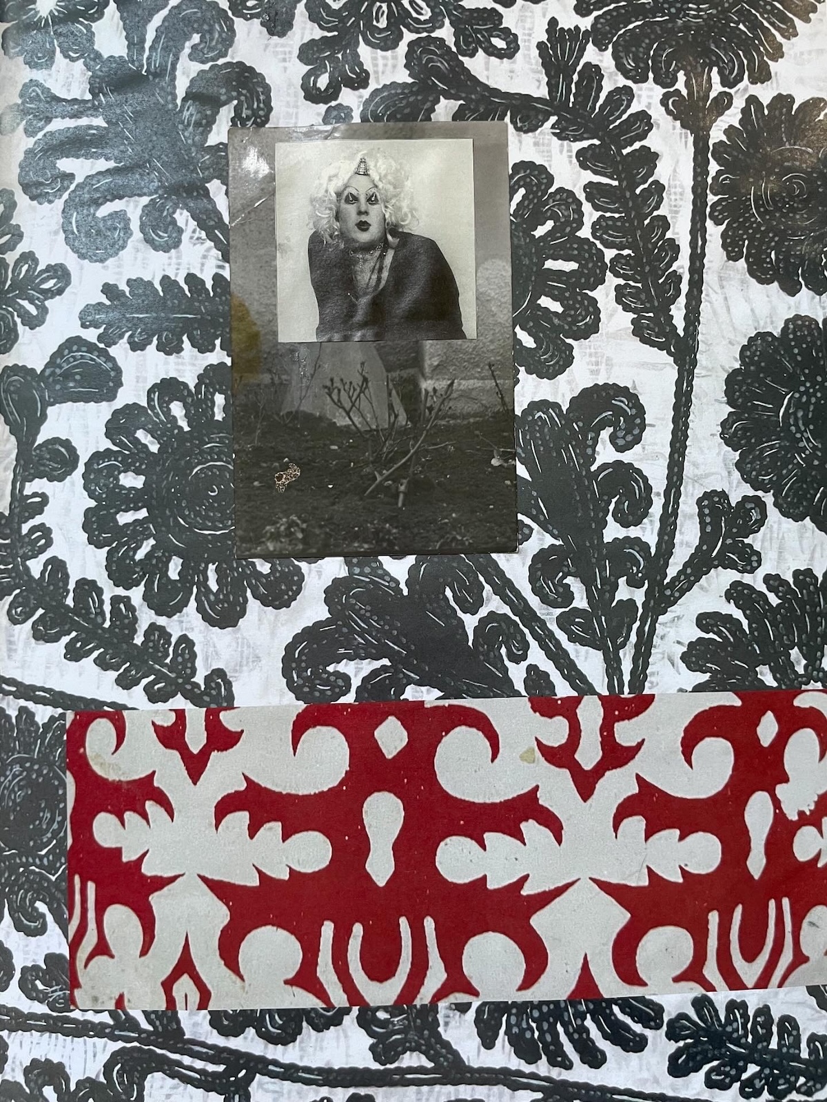 Дошка з натхненням для випускної колекції Губерта Пельца, що містить народні орнаменти, графіку та фотографії. Фольклорні мотиви поєднуються з естетикою сучасної візуальної культури та клубної сцени. Це один із етапів розробки концепції колекції, описаної в інтерв'ю.