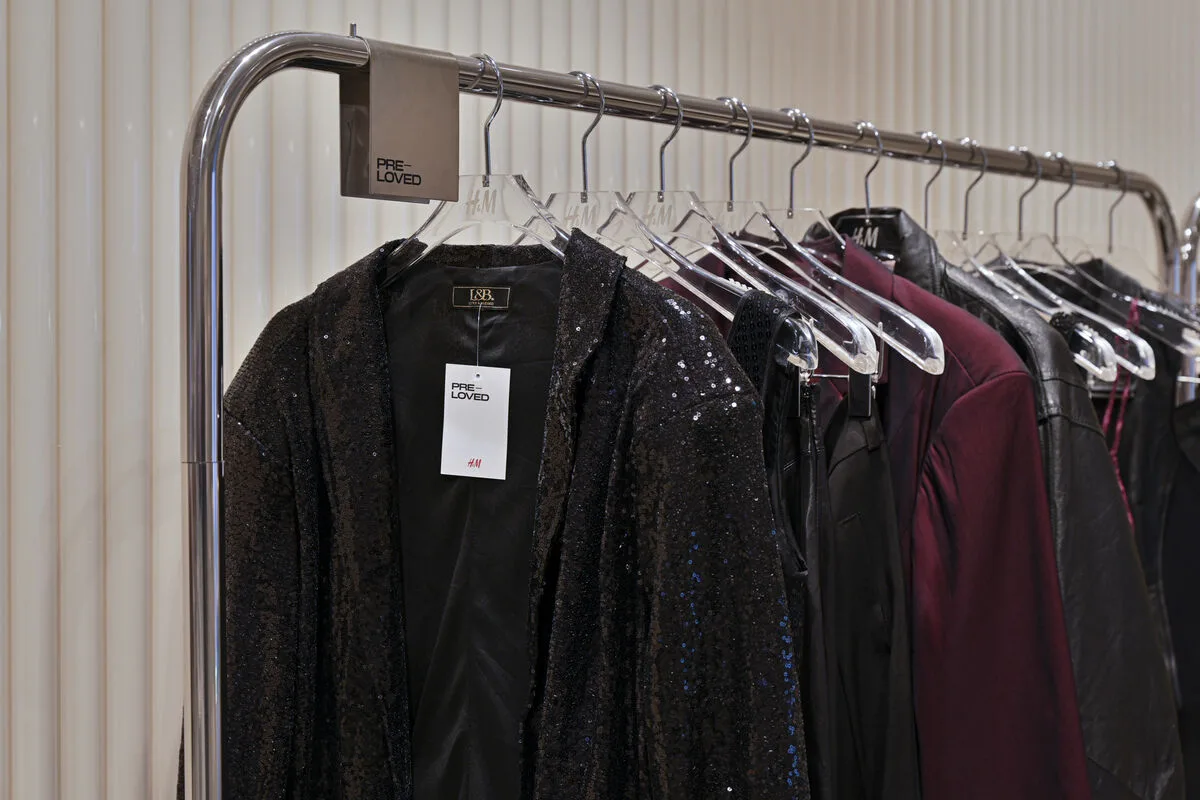 Стійка з вживаним одягом, позначена