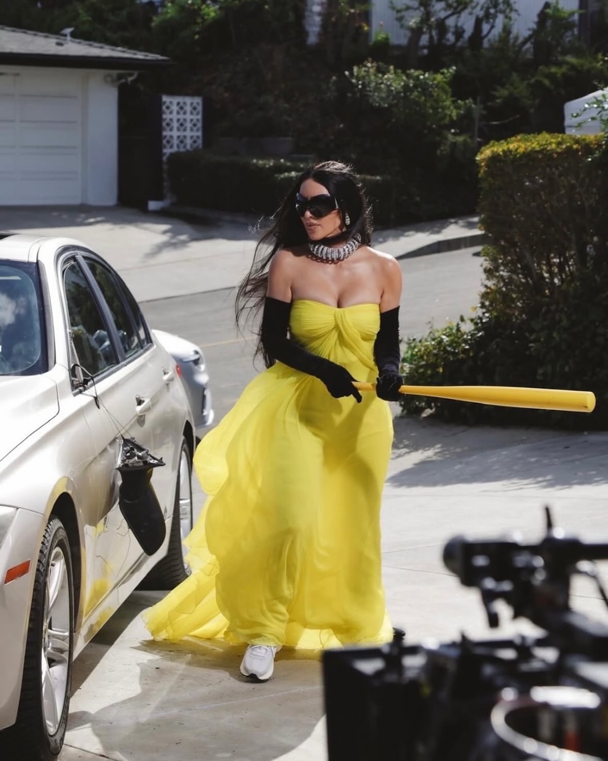 Кім Кардаш'ян була одягнена в жовту сукню від Valentino та довгі чорні рукавички під час зйомок фільму.