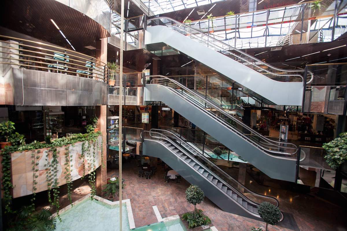 Інтер'єр торгового центру Panorama Warszawa – характерні ескалатори та скляний дах торгового центру 1990-х років.