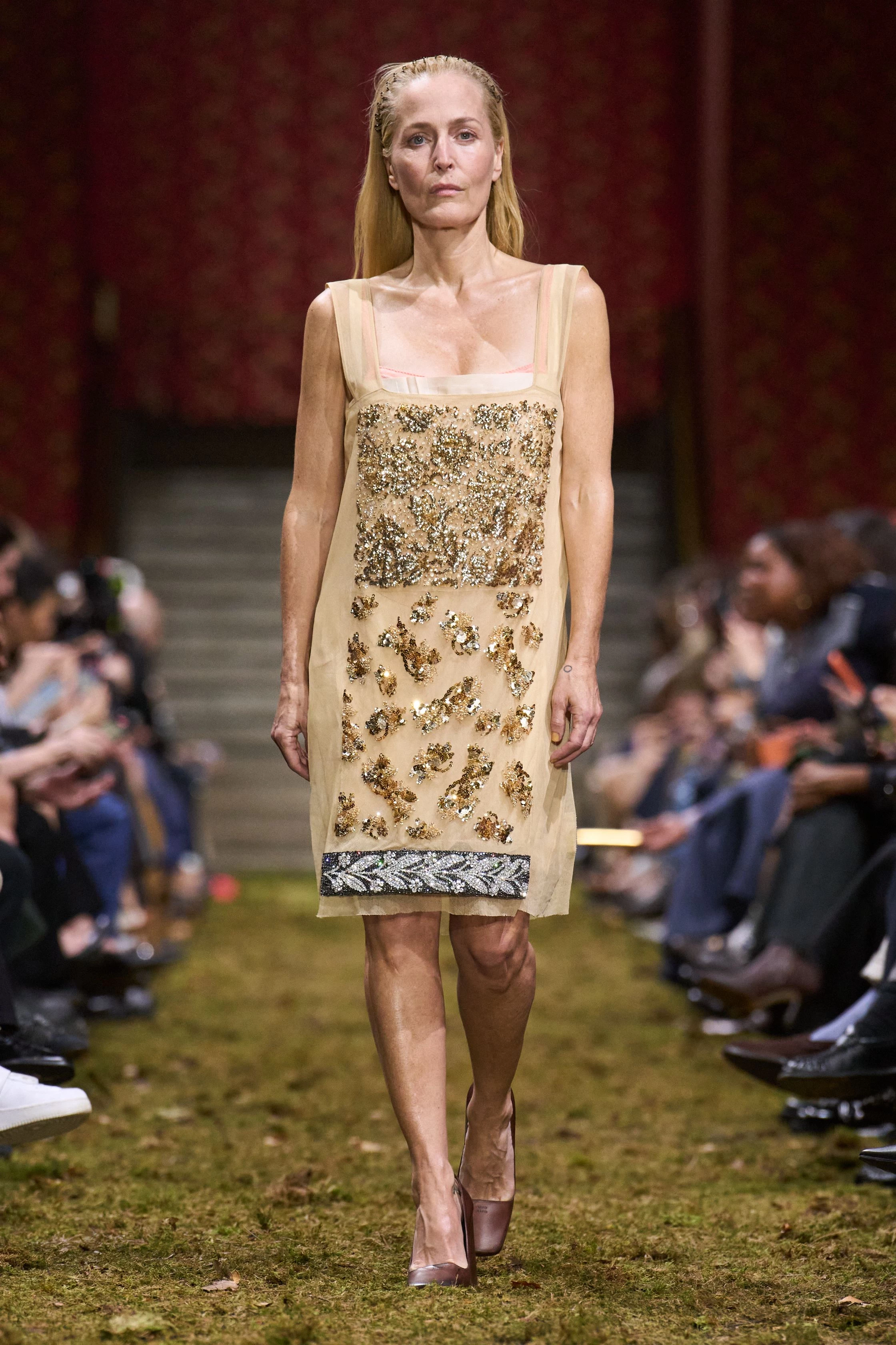 Miu Miu, осінь-зима 2026/2027: свіжа збірка, мінімалістський погляд Міуччі Прада.
17