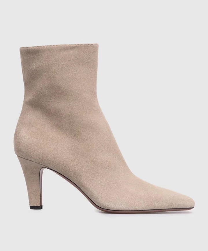 Suede ботильйони – ультрамодний вибір взуття для цього сезону.
10