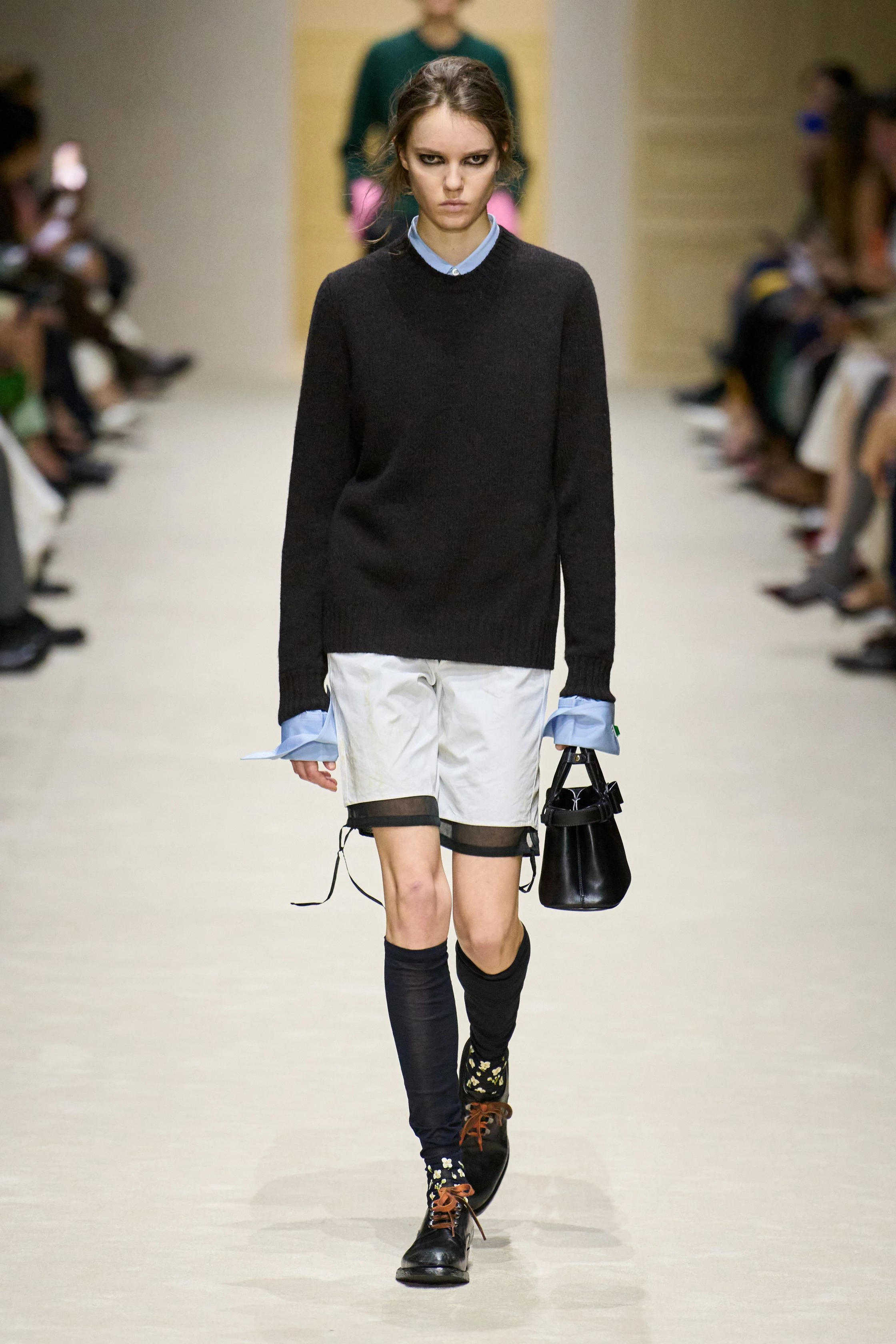 Prada: осінньо-зимова колекція 2026/2027 – 15 манекенниць, 60 луків і багатошаровість.
15