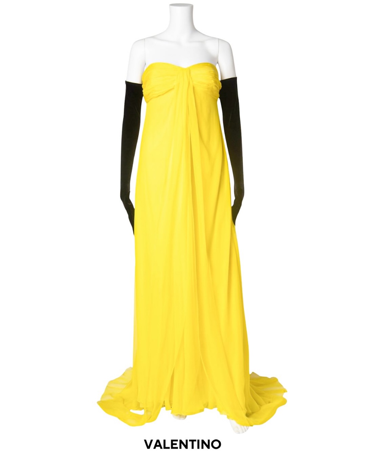 Жовта сукня Valentino з чорними рукавичками, виставлена на манекені, була придбана на аукціоні одягу Кім Кардаш'ян. Дизайн був частиною образу для серіалу.