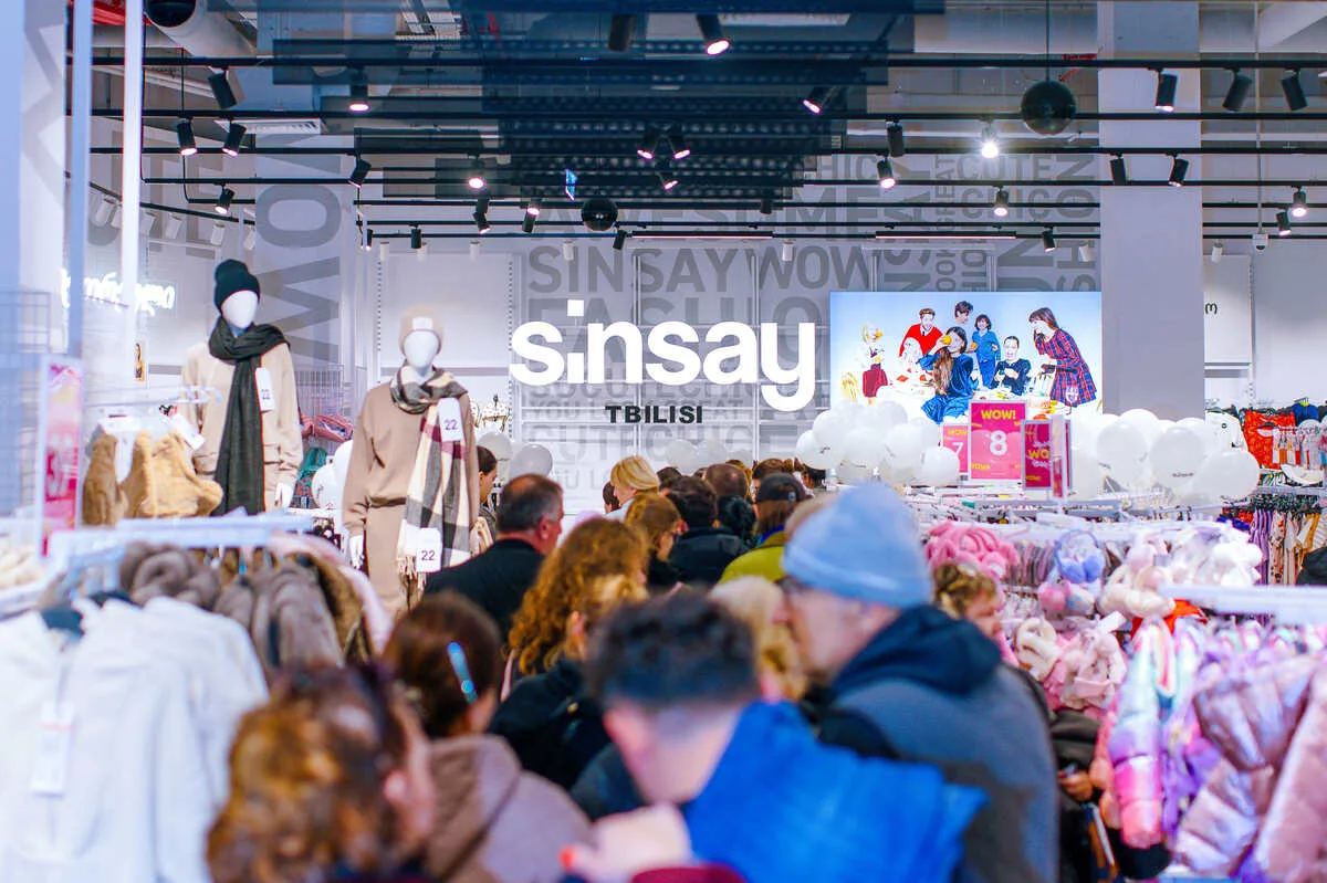 Магазин Sinsay може похвалитися великою клієнтською базою, що демонструє зростаючу популярність бренду серед споживачів. Динамічне зростання продажів та омніканальна модель мають значний вплив на фінансові результати LPP за 2025 рік. Бренд Sinsay є одним з основних двигунів зростання для всієї Групи.