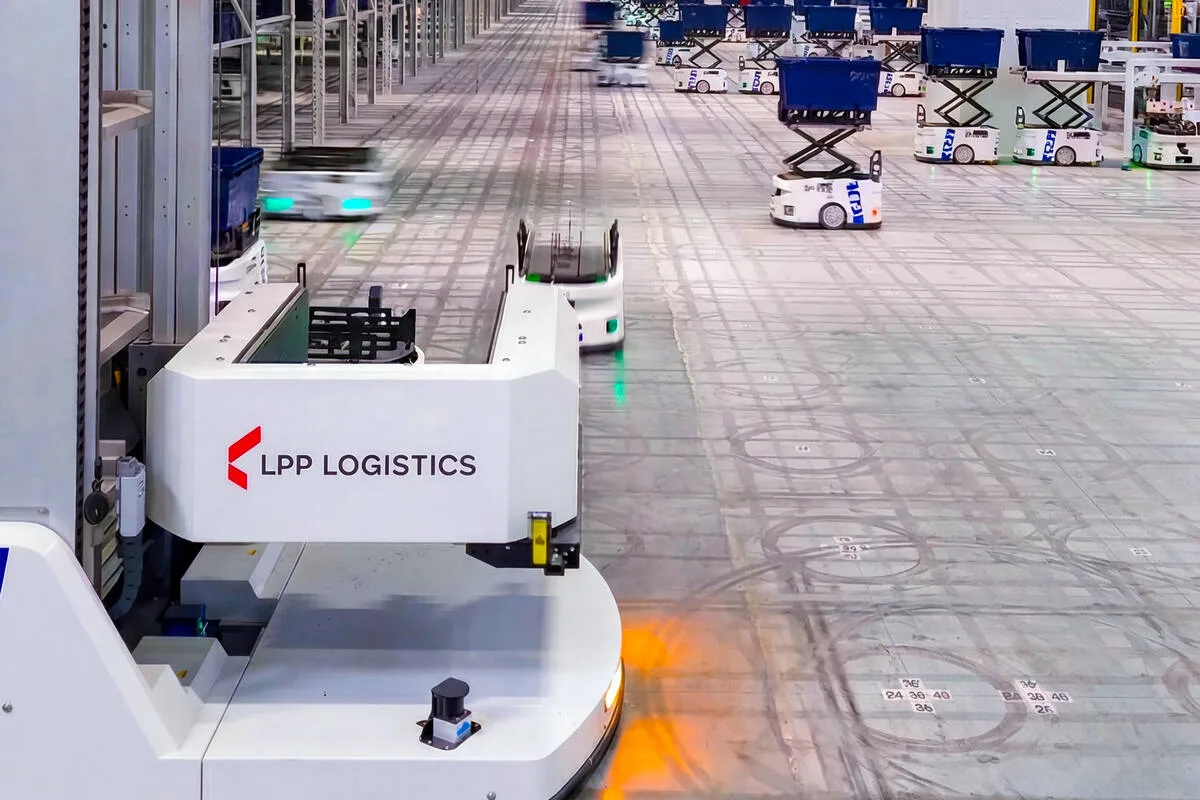 Автоматизований логістичний центр LPP Logistics з роботами, що підтримують складські операції. Інвестиції в логістику та сучасні технології значно підвищують операційну ефективність компанії. Фінансові результати LPP за 2025 рік підтверджують, що розвиток цього напрямку є вирішальним для подальшого зростання.