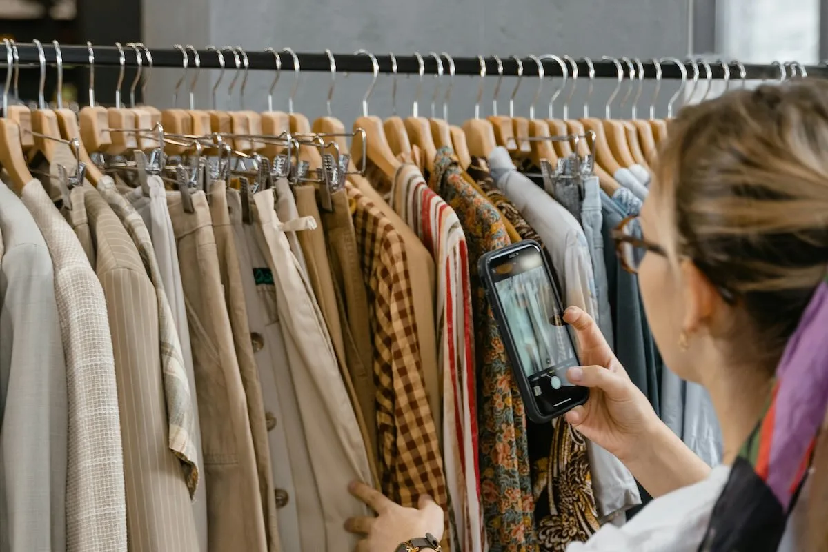 продаж одягу онлайн через соціальні мережі, фотографування одягу для інтернет-магазину.