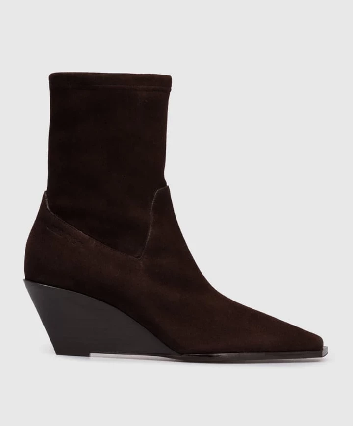 Suede ботильйони – ультрамодний вибір взуття для цього сезону.
8