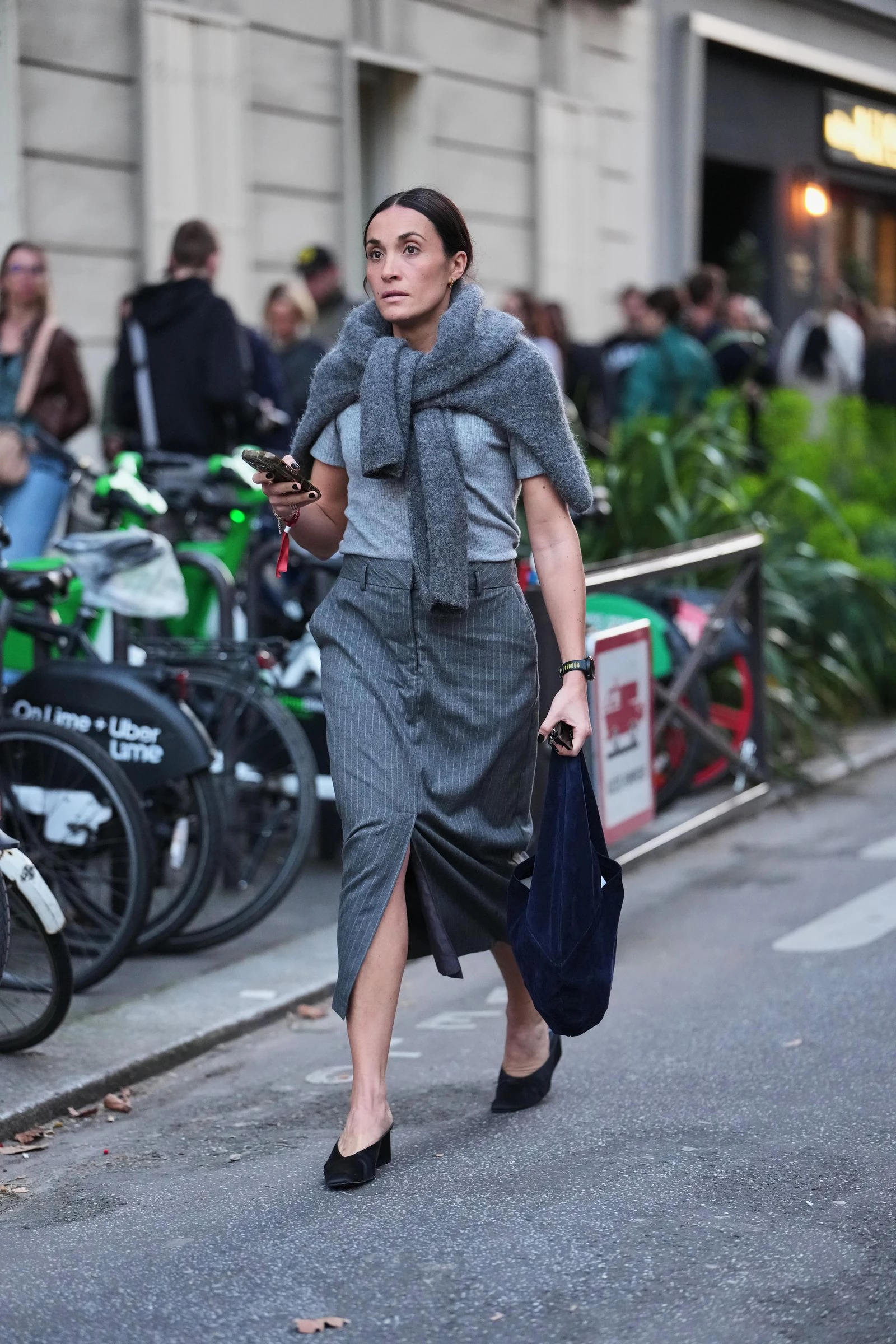 Мюлі на платформі: несподіваний хіт сезону та ідеальний вибір взуття цієї весни.
1