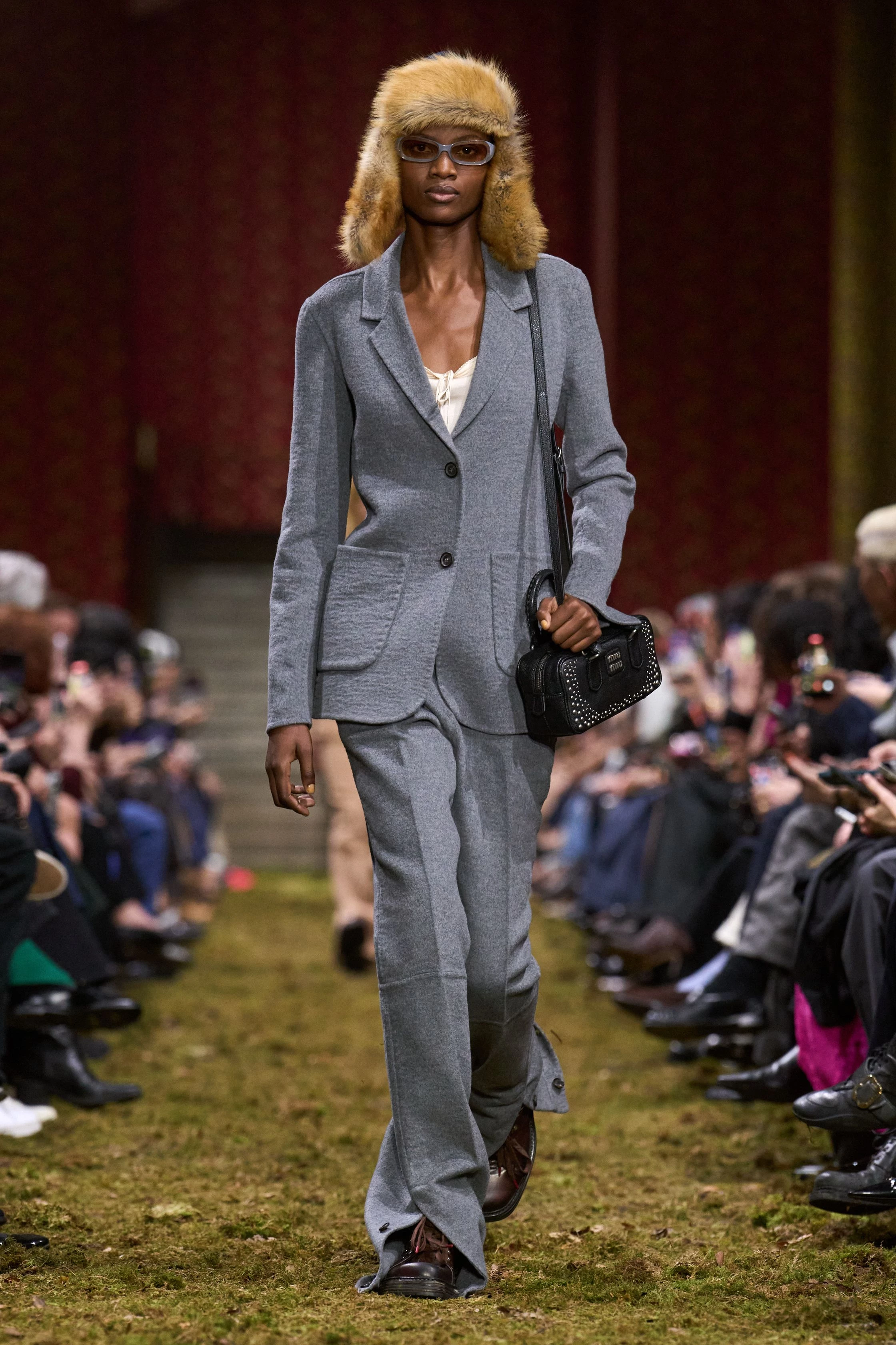 Miu Miu, осінь-зима 2026/2027: свіжа збірка, мінімалістський погляд Міуччі Прада.
12