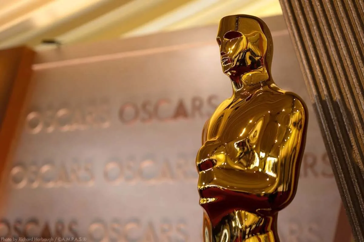 Подарункові пакети Оскар 2026. Золота статуетка Оскара стоїть на червоному тлі зі словом