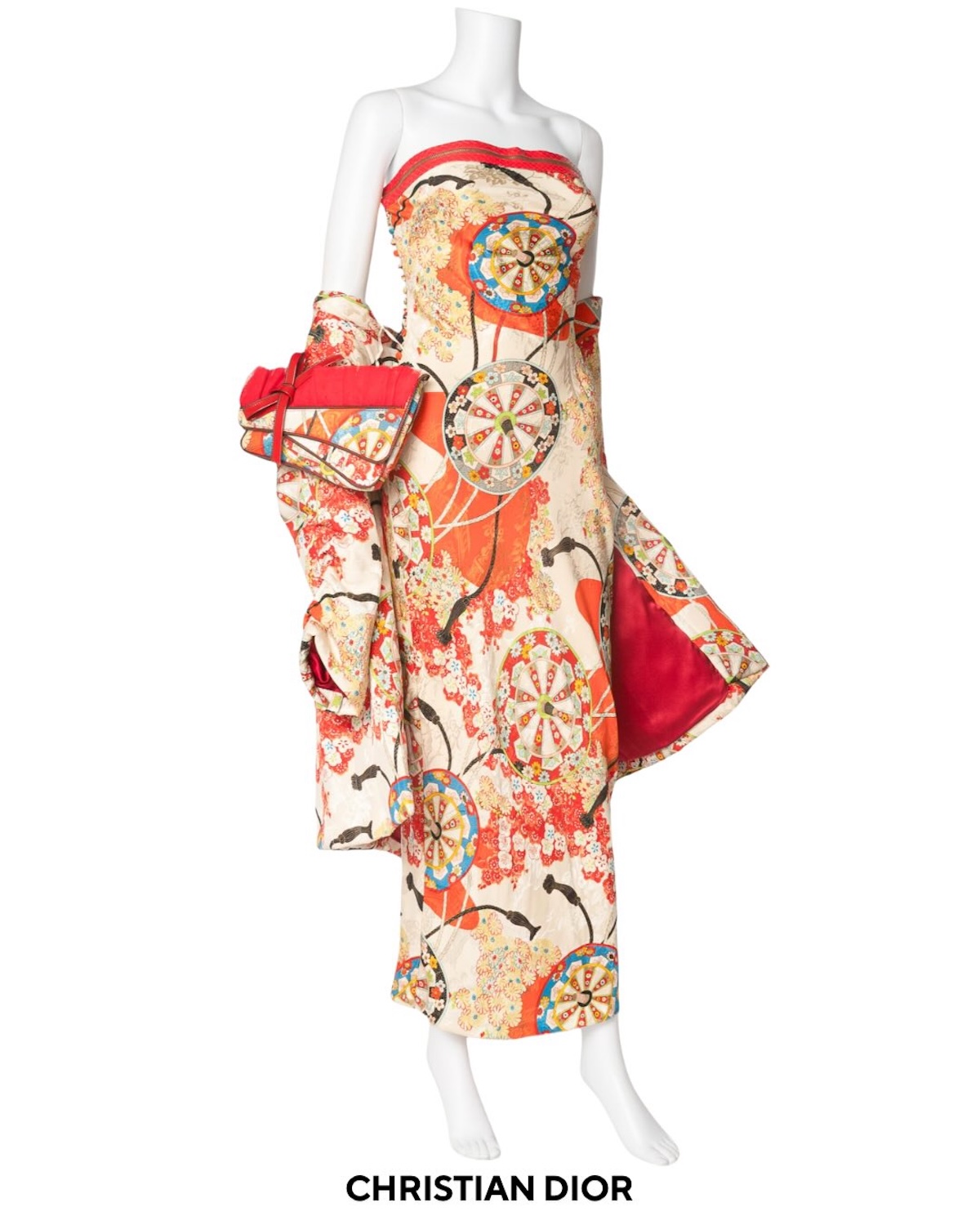 Сукня від Christian Dior зі східним принтом, виставлена на манекені, була частиною аукціону Кім Кардаш'ян. Предмет походить з її архіву та був проданий в рамках ініціативи на підтримку правової допомоги.