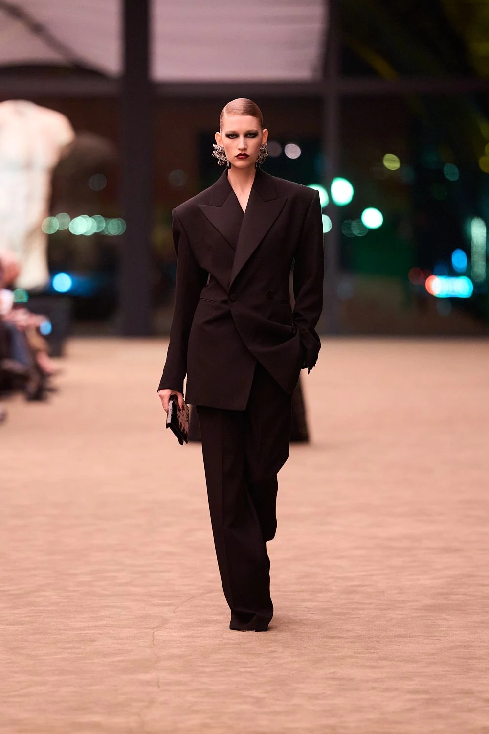 Чуттєвість та мінімалізм: свіжа лінійка Saint Laurent осінь-зима 2026/2027
9