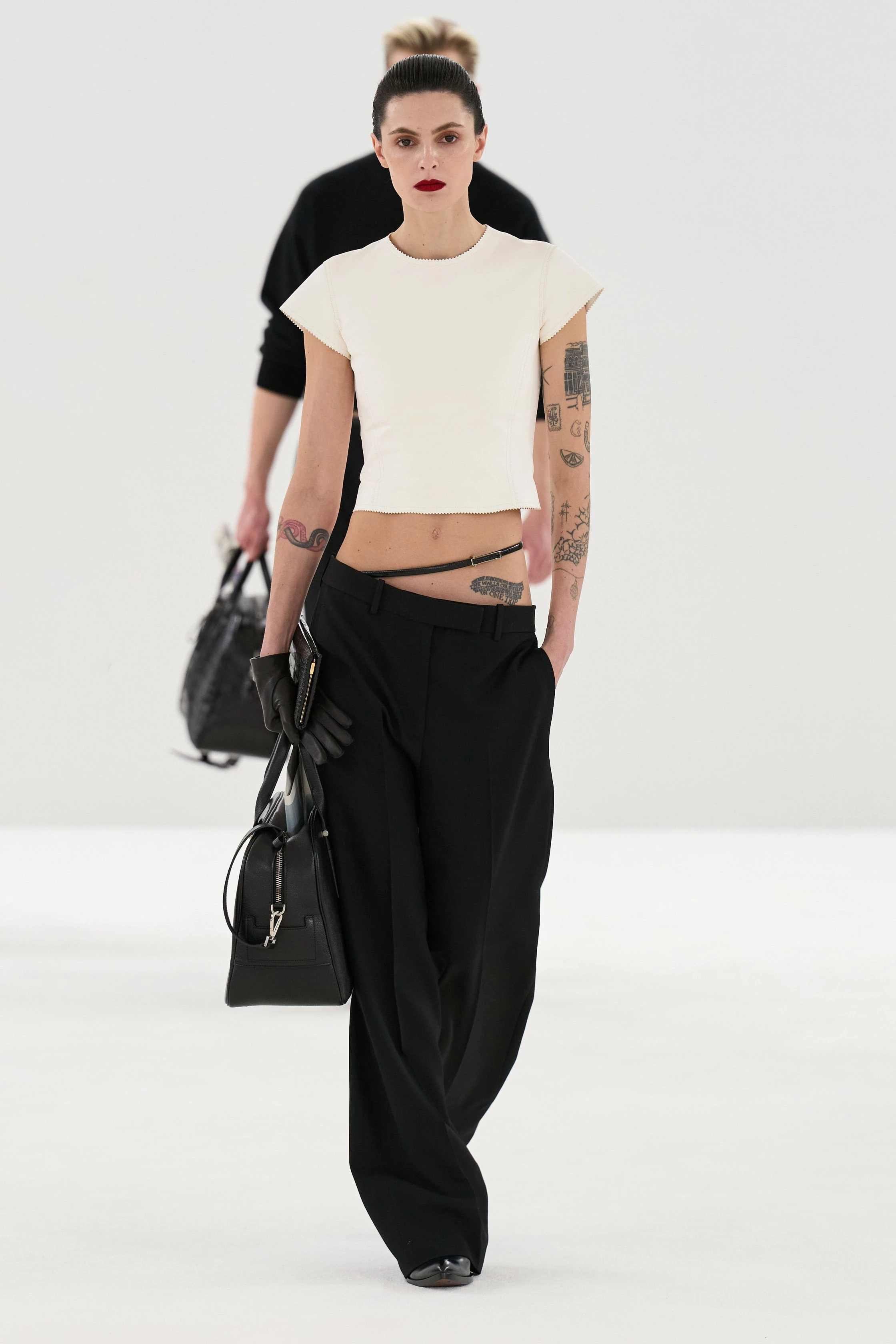 Гайдер Акерманн по-новому інтерпретує доробок Tom Ford, додаючи зухвалої чуттєвості.
2