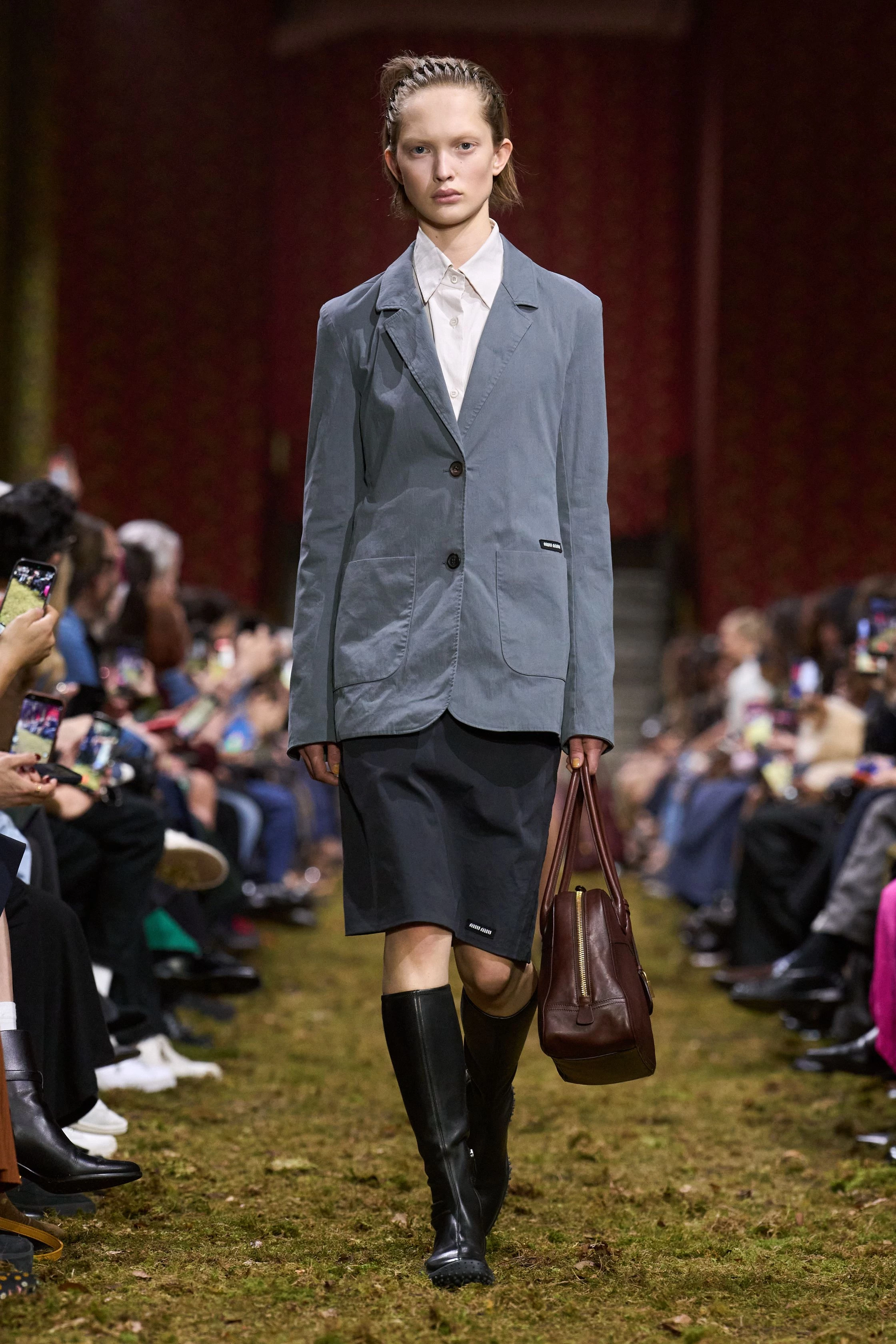 Miu Miu, осінь-зима 2026/2027: свіжа збірка, мінімалістський погляд Міуччі Прада.
5