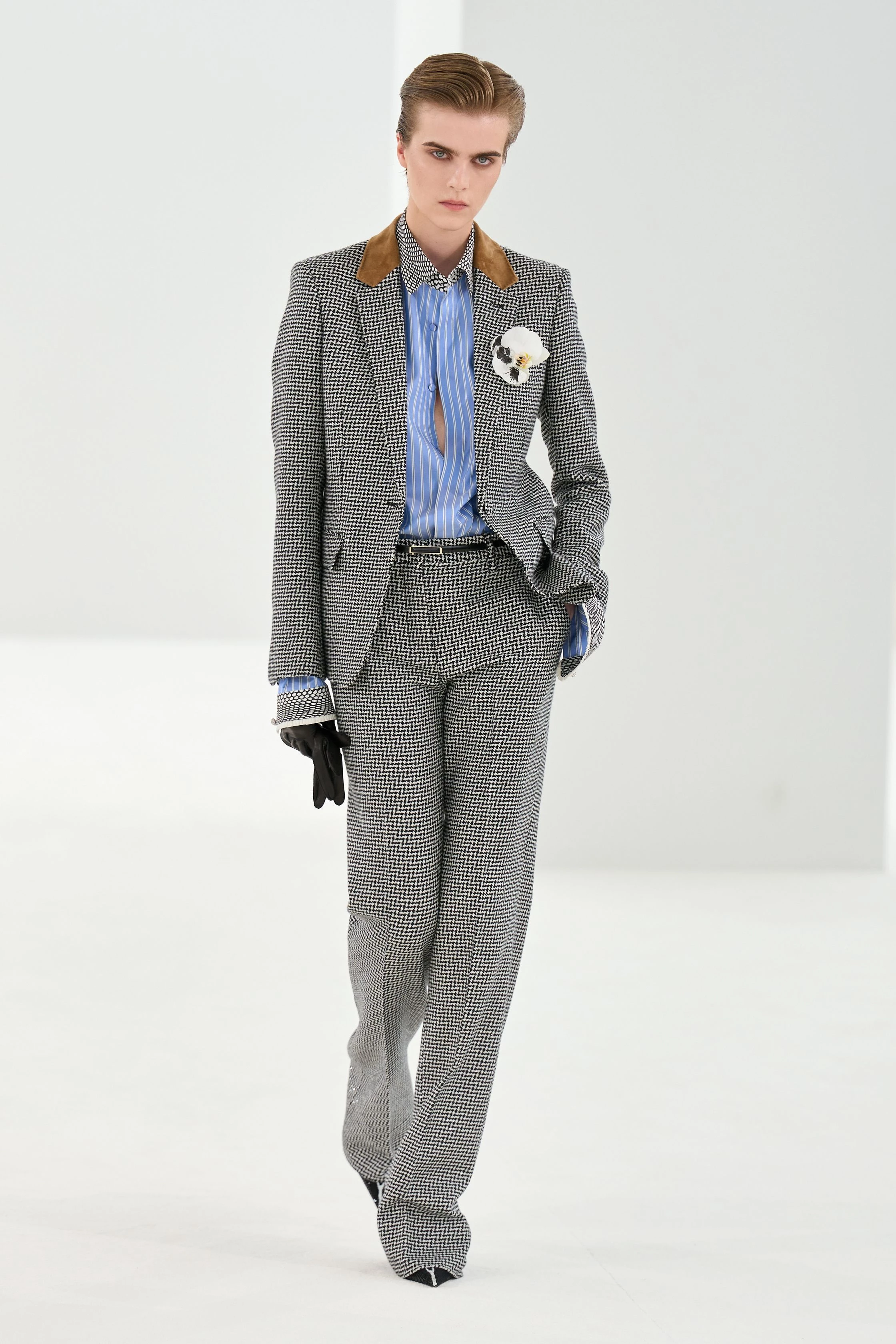 Гайдер Акерманн по-новому інтерпретує доробок Tom Ford, додаючи зухвалої чуттєвості.
14