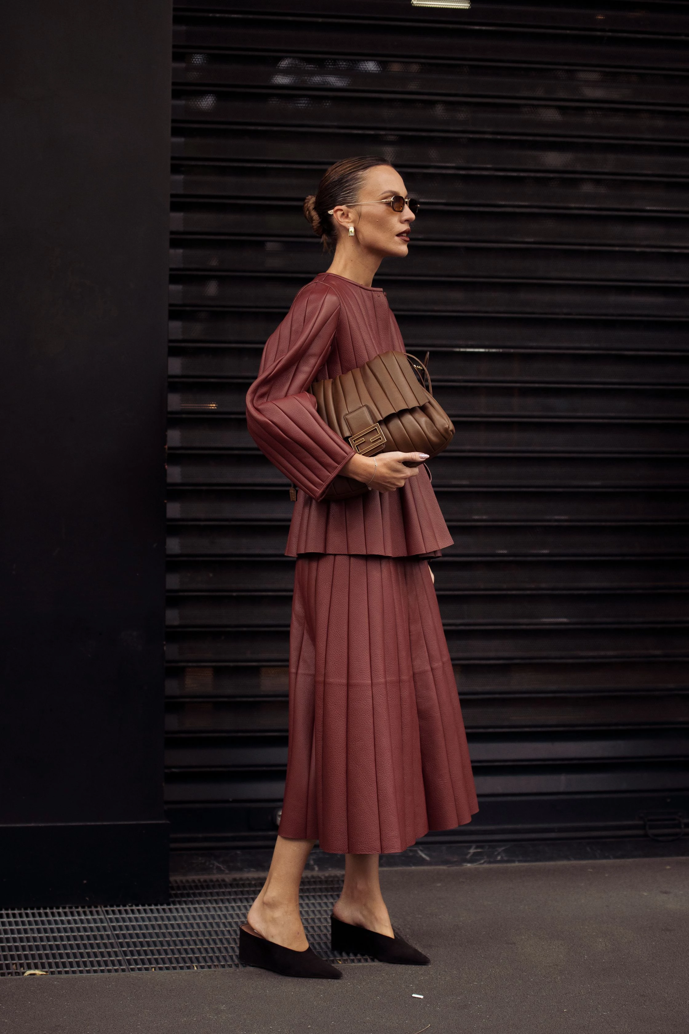 Мюлі на платформі: несподіваний хіт сезону та ідеальний вибір взуття цієї весни.
0