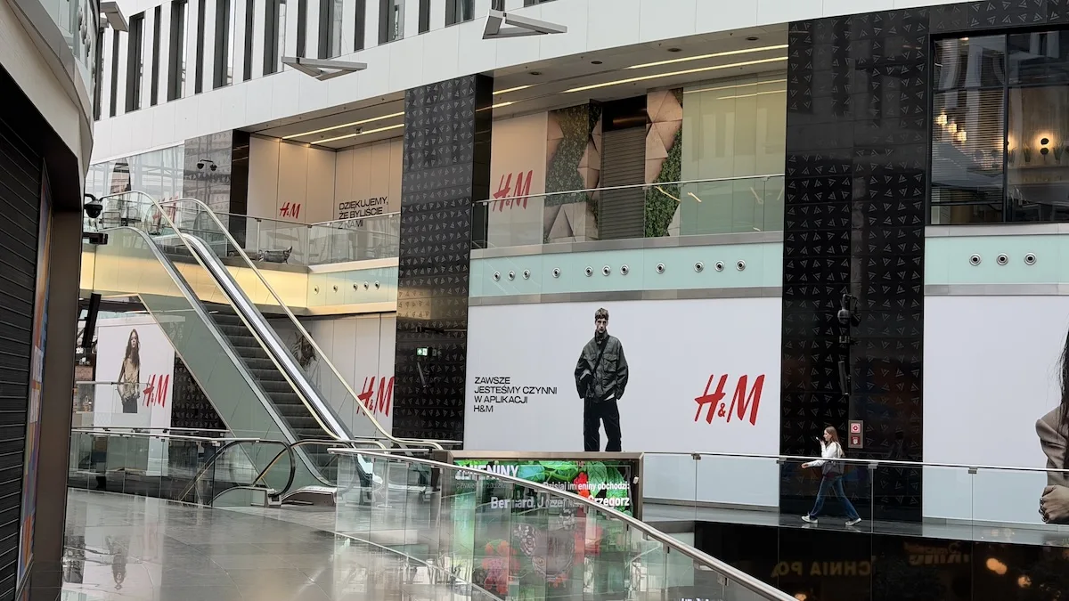 H&M Plac Unii остаточно закритий. Магазин у центрі Варшави закрився після 13 років роботи. На фотографії зображено закритий магазин із написом