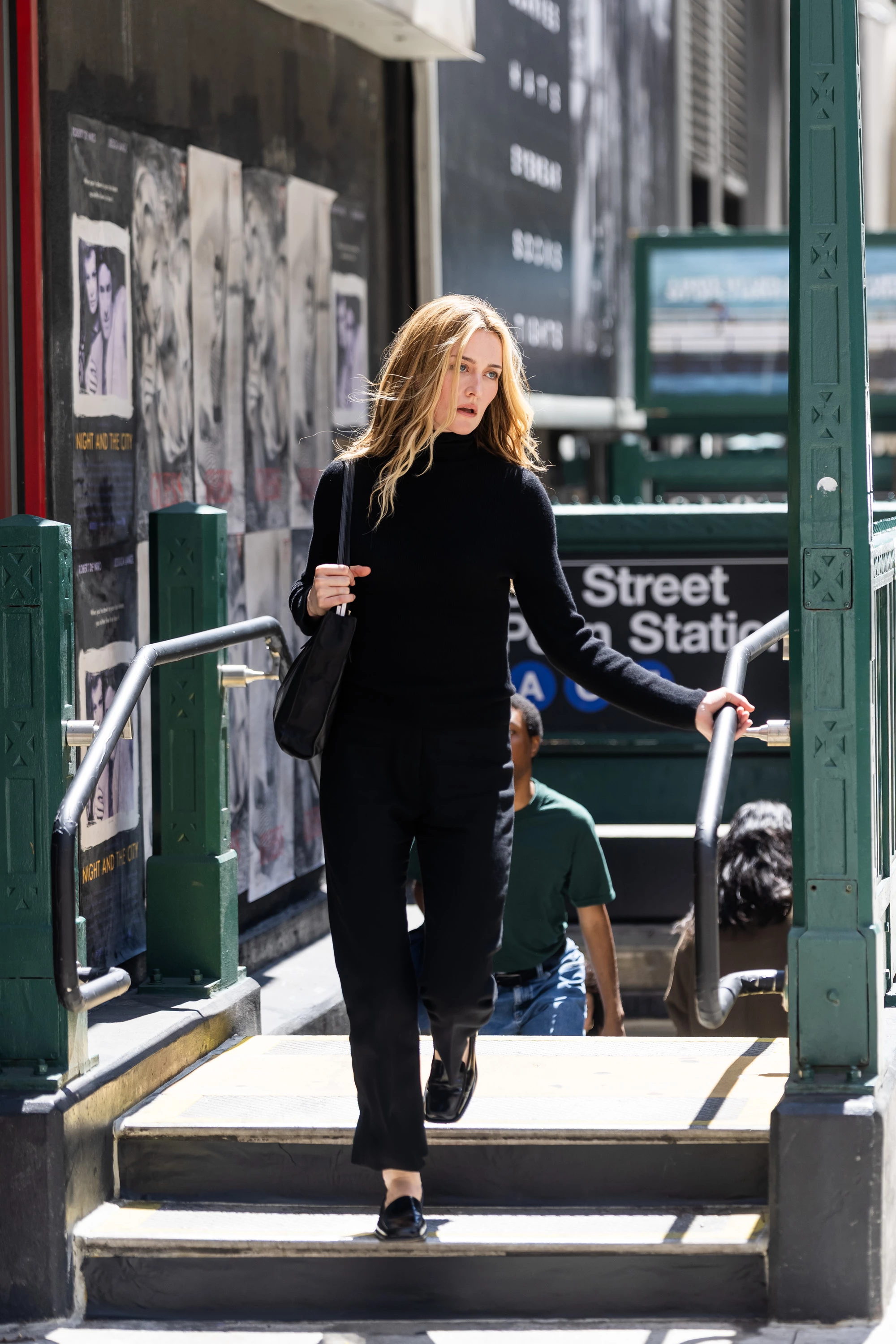 Сара Піджон в ролі Керолін Бессетт-Кеннеді в серіалі 0