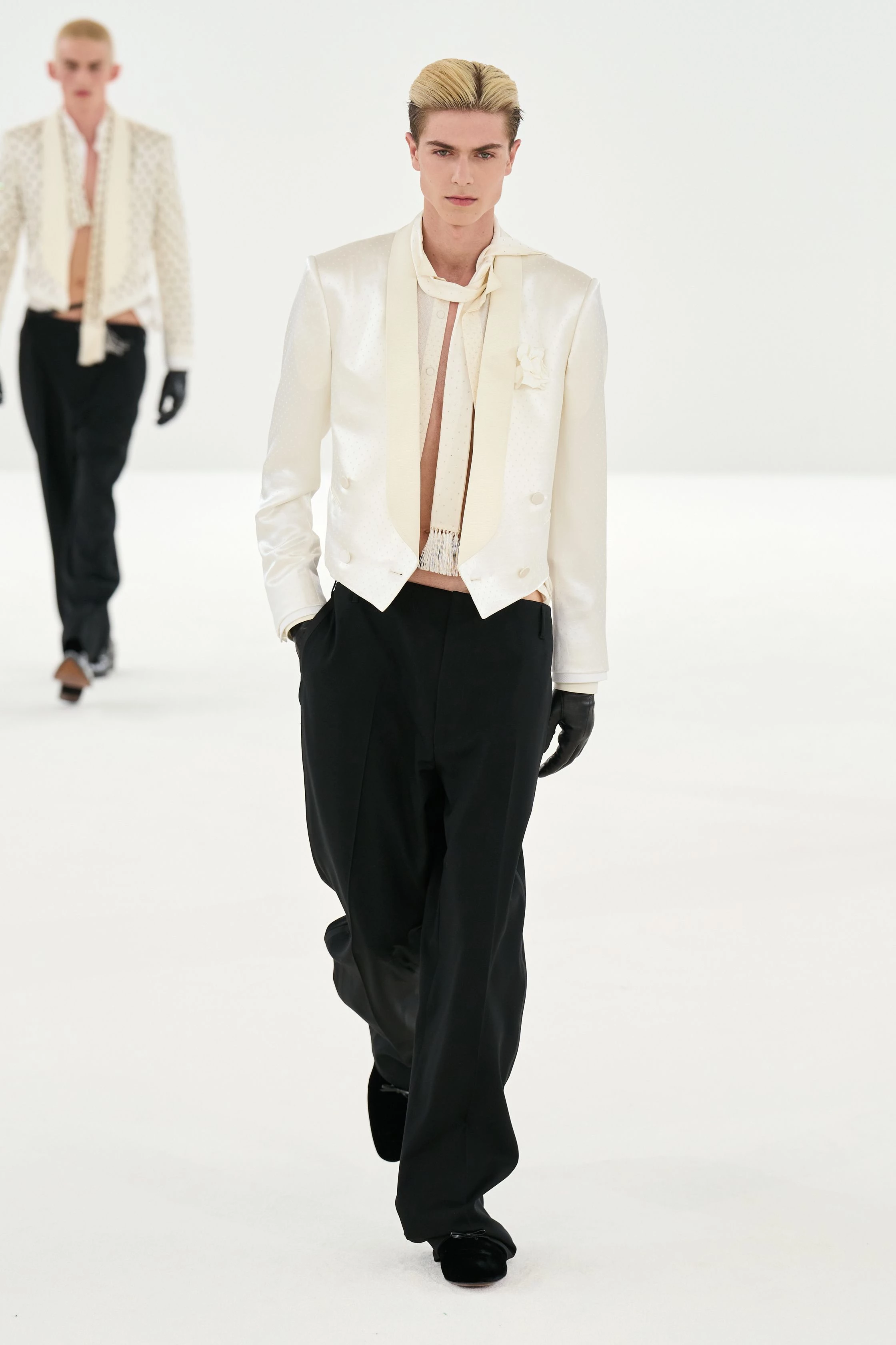 Гайдер Акерманн по-новому інтерпретує доробок Tom Ford, додаючи зухвалої чуттєвості.
18