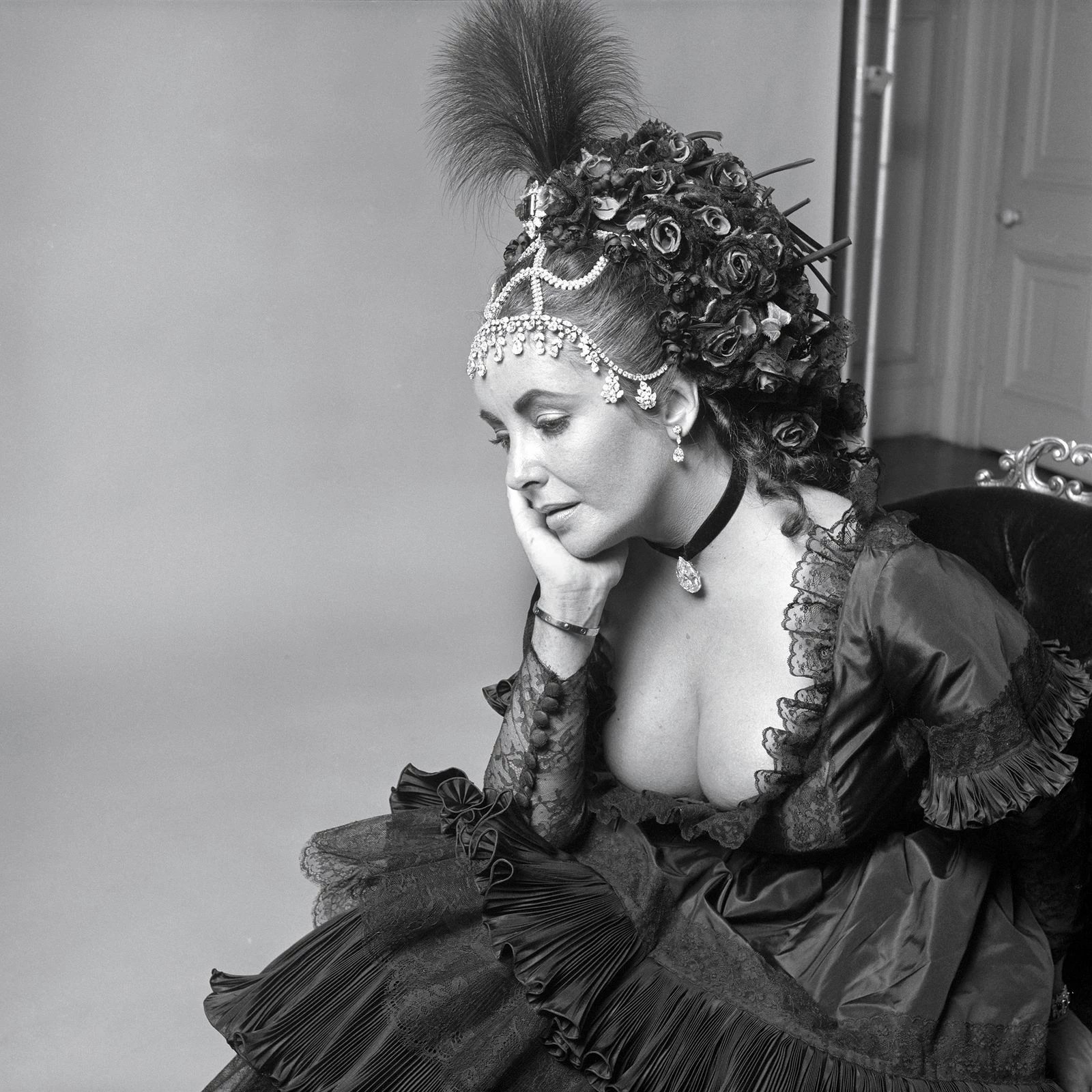 Елізабет Тейлор з браслетом Cartier Love на руці. Photo: Cecil Beaton, British Vogue0