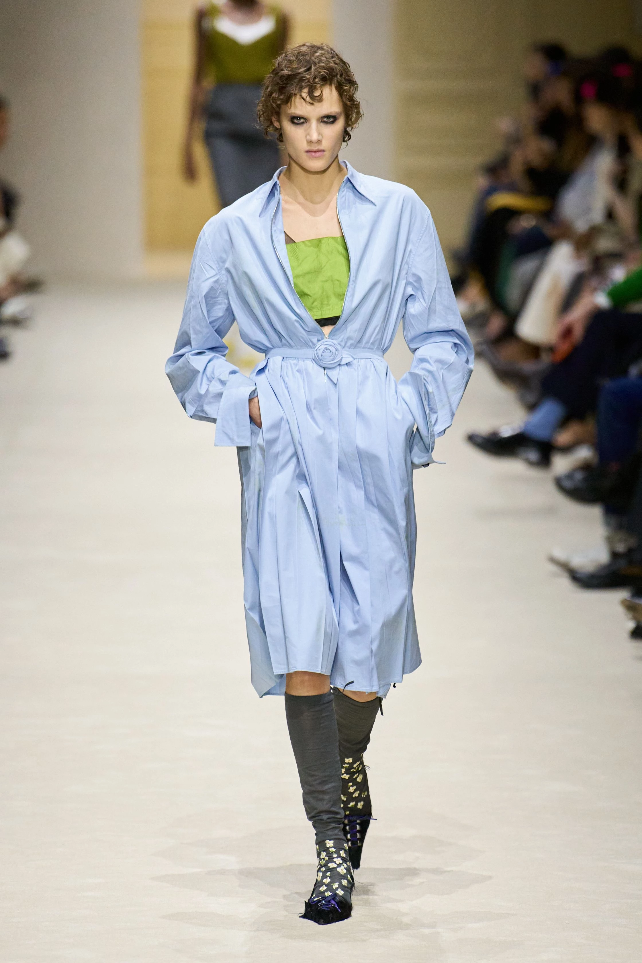 Prada: осінньо-зимова колекція 2026/2027 – 15 манекенниць, 60 луків і багатошаровість.
19