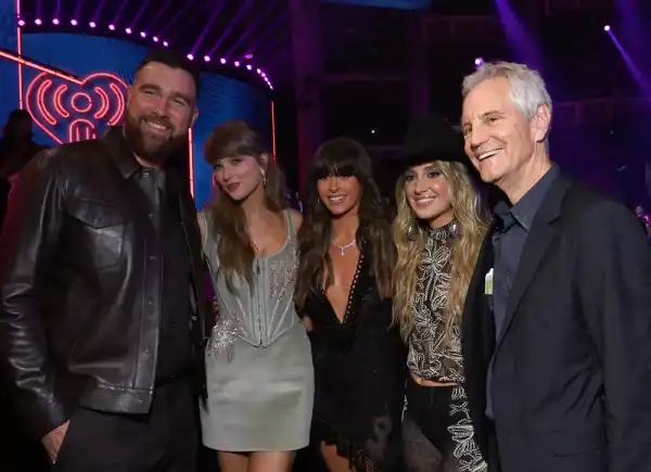 Тейлор Свіфт та Тревіс Келсі дебютували як пара на світському…