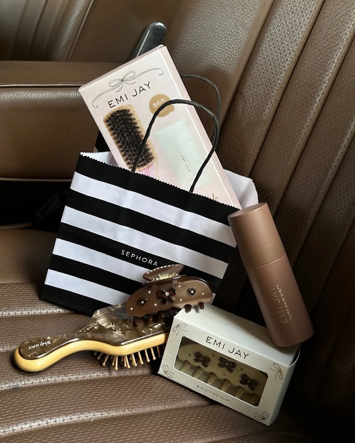 Сумка для покупок Sephora, наповнена косметичними аксесуарами та косметикою, що символізує популярність шопінгу серед молодих покупців. Зображення відсилає до