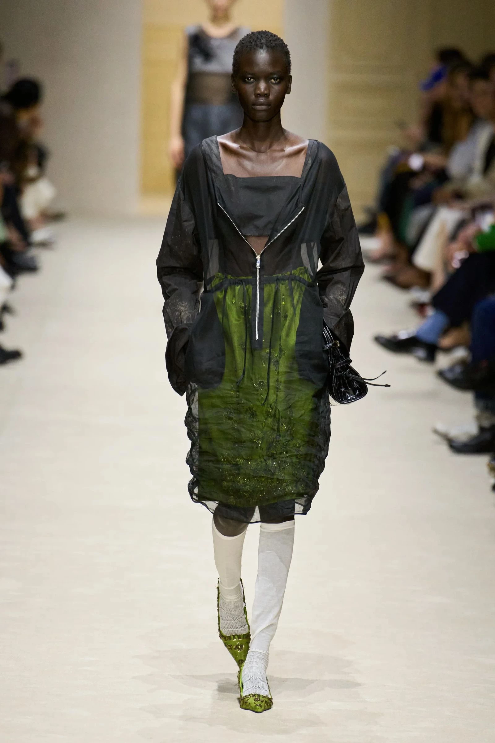 Prada: Трансформуємо гардероб – безліч стилів з мінімумом одягу
4