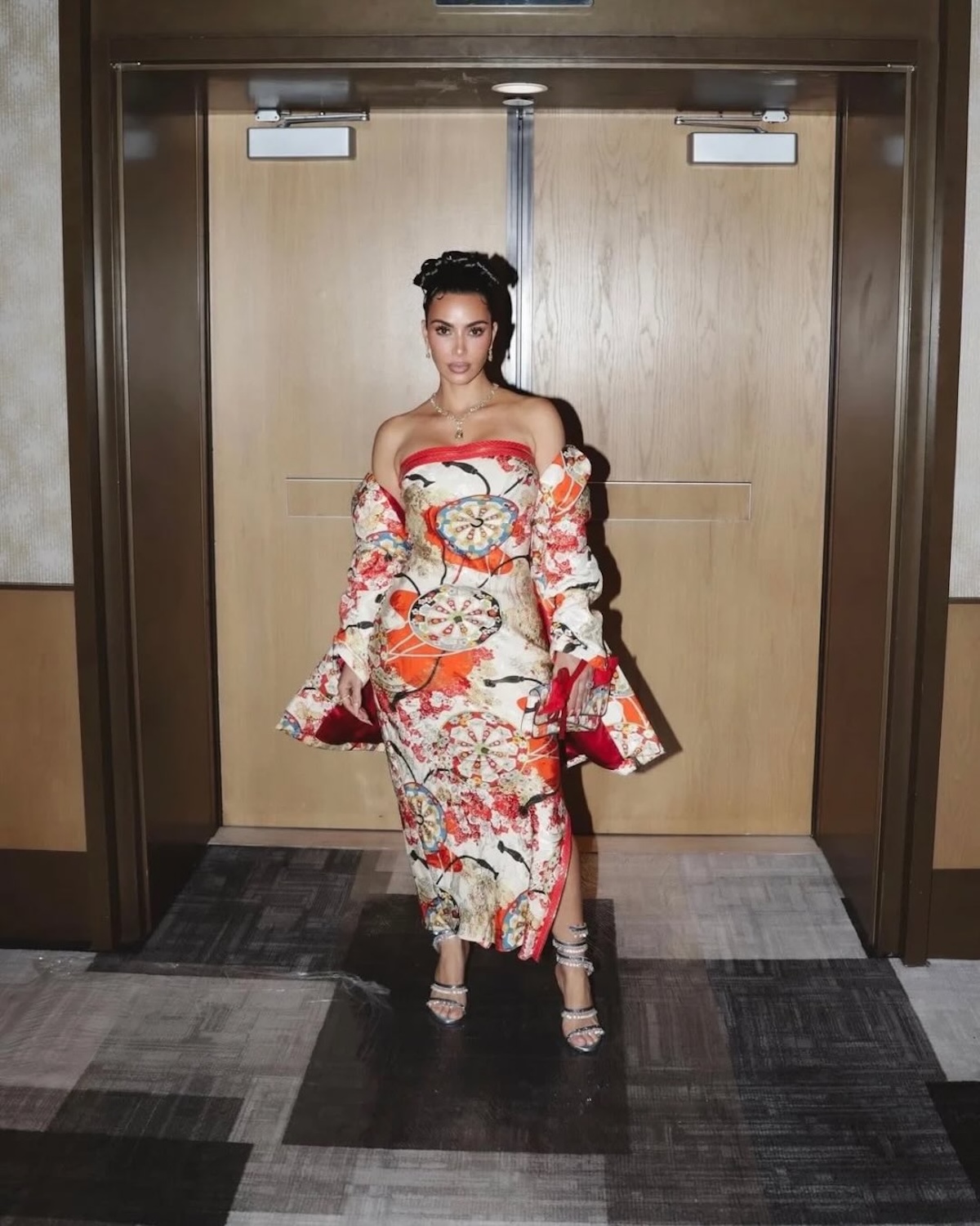 Кім Кардаш'ян в архівній сукні Christian Dior з багатою візерунком, сфотографованій під час рекламної кампанії проєкту. Сукню було продано на благодійному аукціоні у зв'язку із серіалом.