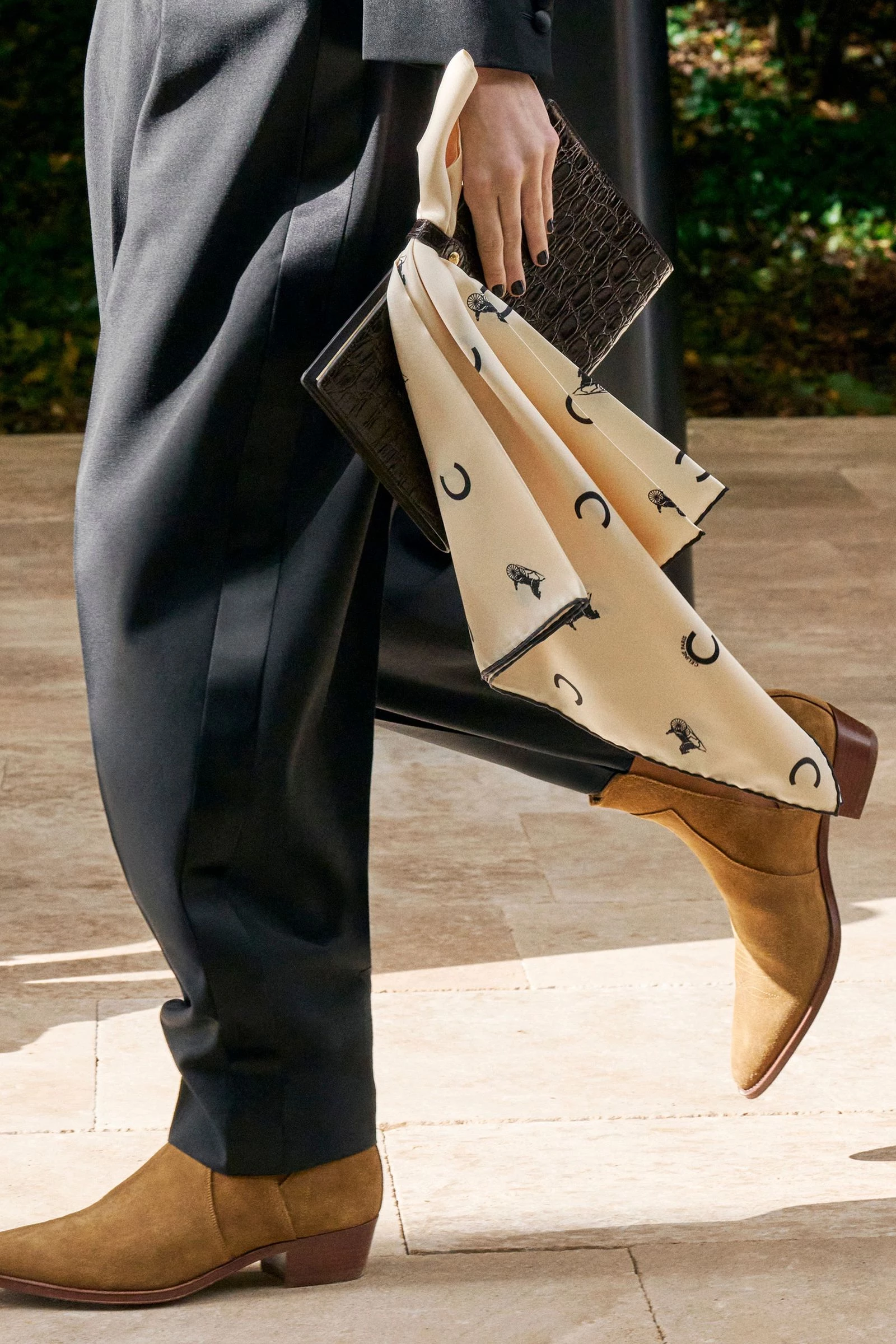 Suede ботильйони – ультрамодний вибір взуття для цього сезону.
3