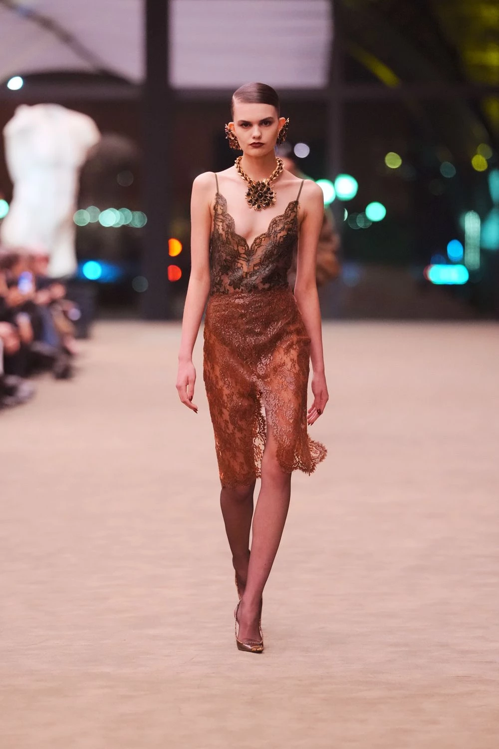 Чуттєвість та мінімалізм: свіжа лінійка Saint Laurent осінь-зима 2026/2027
1