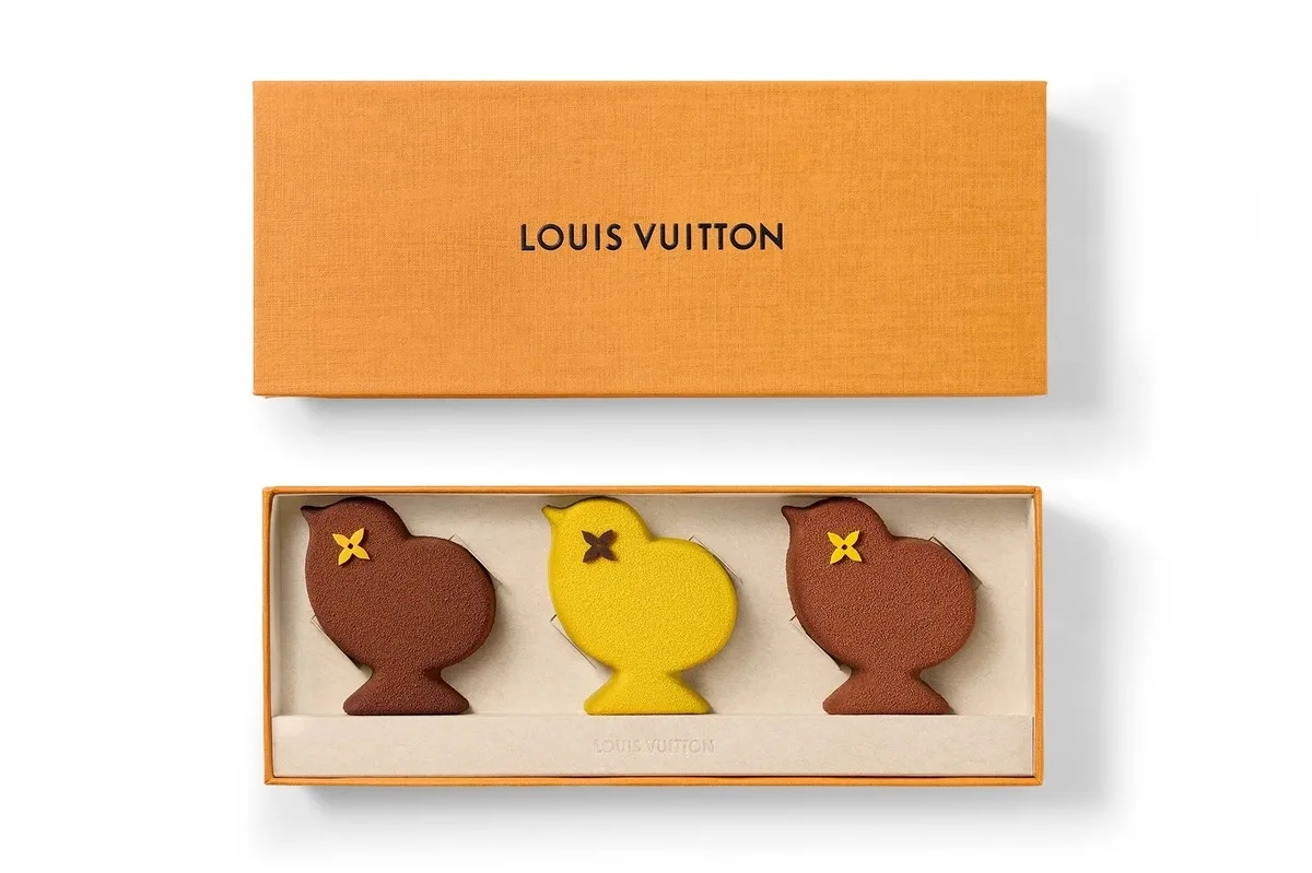 Розкішні солодощі на Великдень 2026. Колекція Louis Vuitton Великодній 2026 представлена шоколадними фігурками та елегантною преміальною упаковкою. Розкішні солодощі, натхненні модою, ідеально підходять як подарунок на Великдень.
