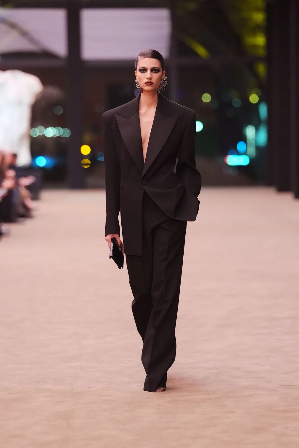 Чуттєвість та мінімалізм: свіжа лінійка Saint Laurent осінь-зима 2026/2027
12