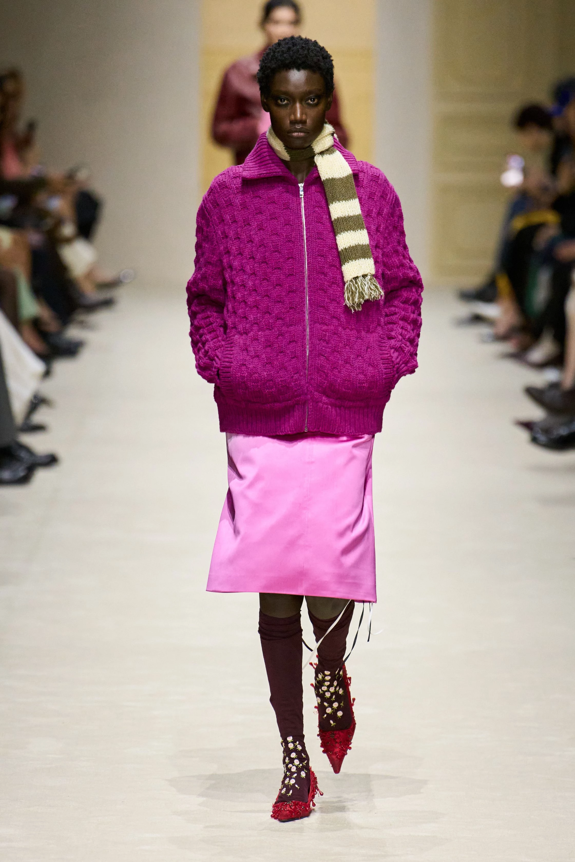 Prada: осінньо-зимова колекція 2026/2027 – 15 манекенниць, 60 луків і багатошаровість.
6