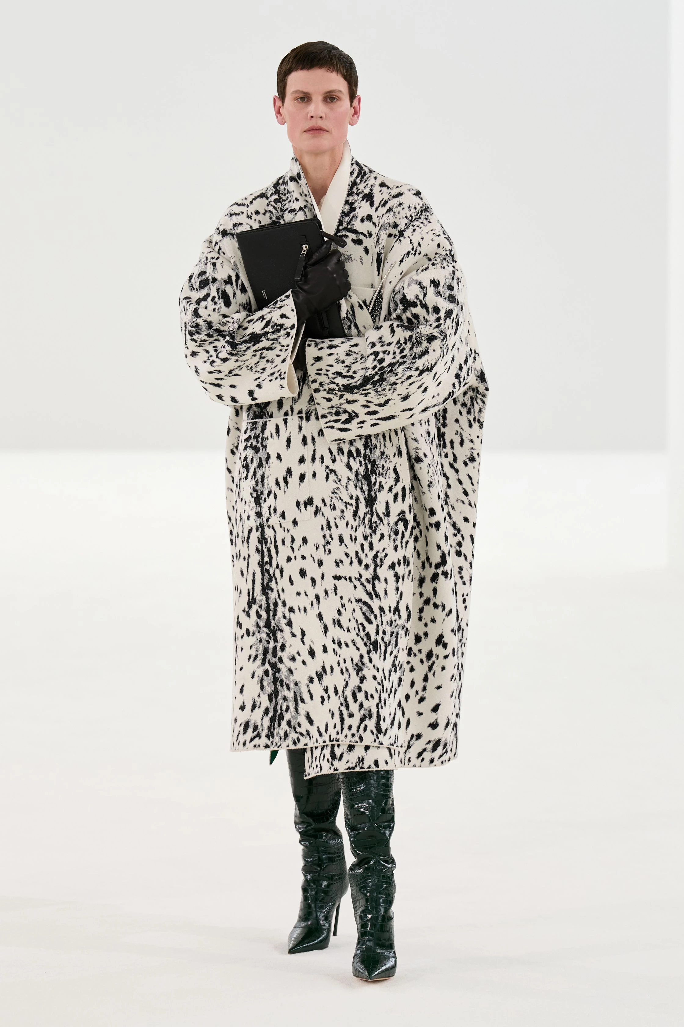 Гайдер Акерманн по-новому інтерпретує доробок Tom Ford, додаючи зухвалої чуттєвості.
4