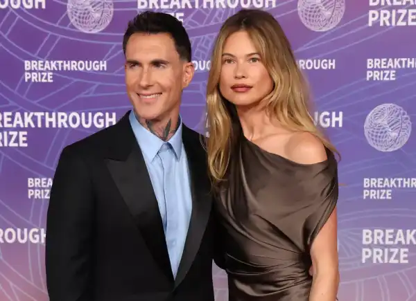 Рідкісний вихід: Адам Левін і Бехаті Прінслу на червоній килимовій&hellip;