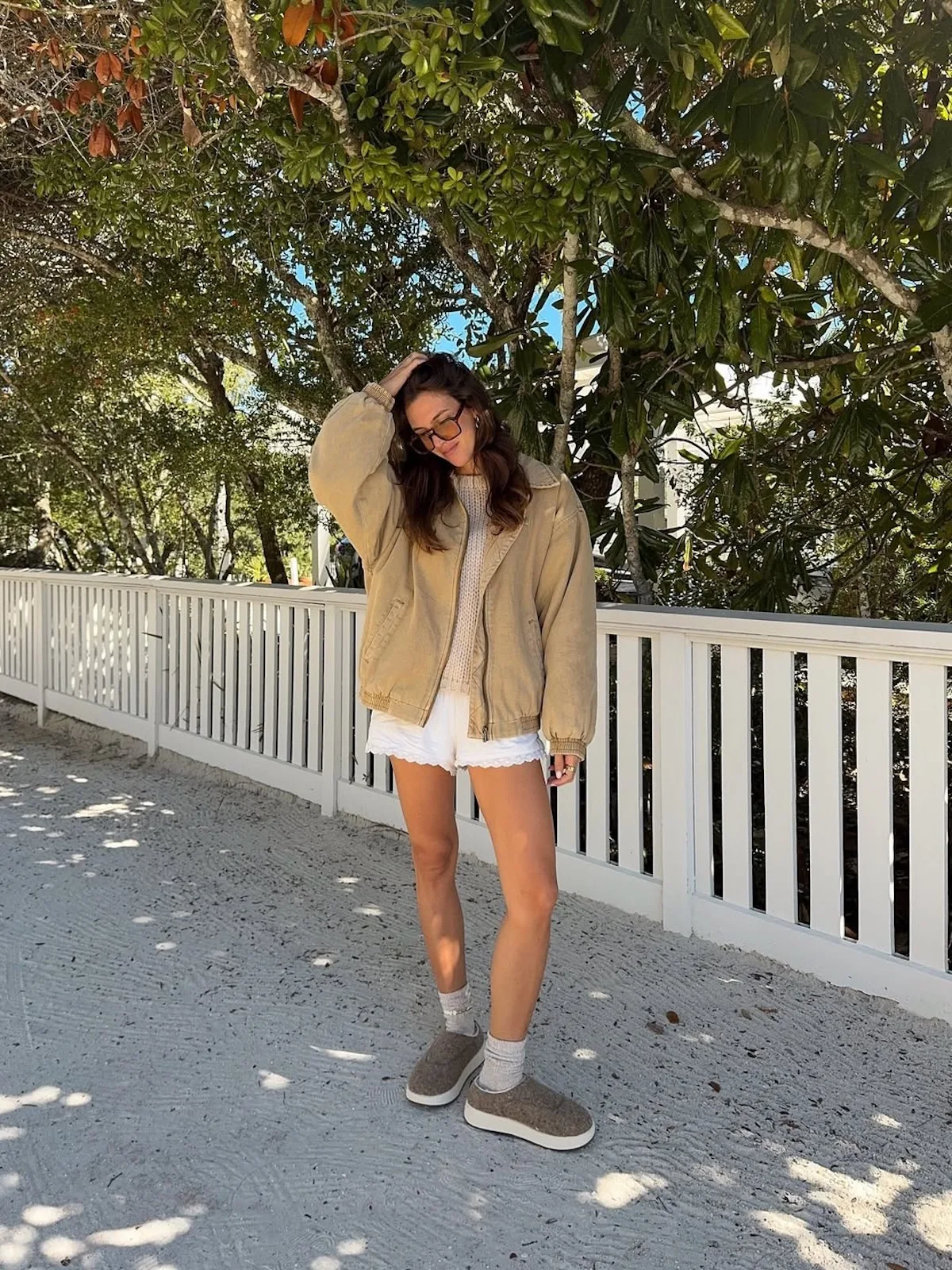 Жінка у повсякденному одязі носить туфлі-сліпи Allbirds у сонячний день – стиль, який був культовим для бренду до його занепаду.