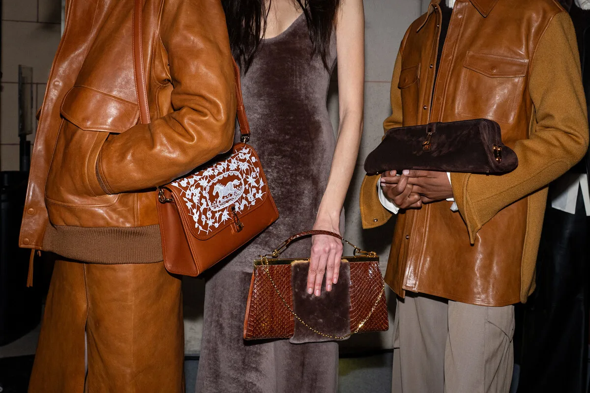 Розкішні шкіряні сумки, представлені на моделях, є взірцем високоякісної майстерності у світі моди. Вони виготовляються досвідченими майстрами, чия робота стає дедалі винагороджуючою зі зростанням ринкового попиту.