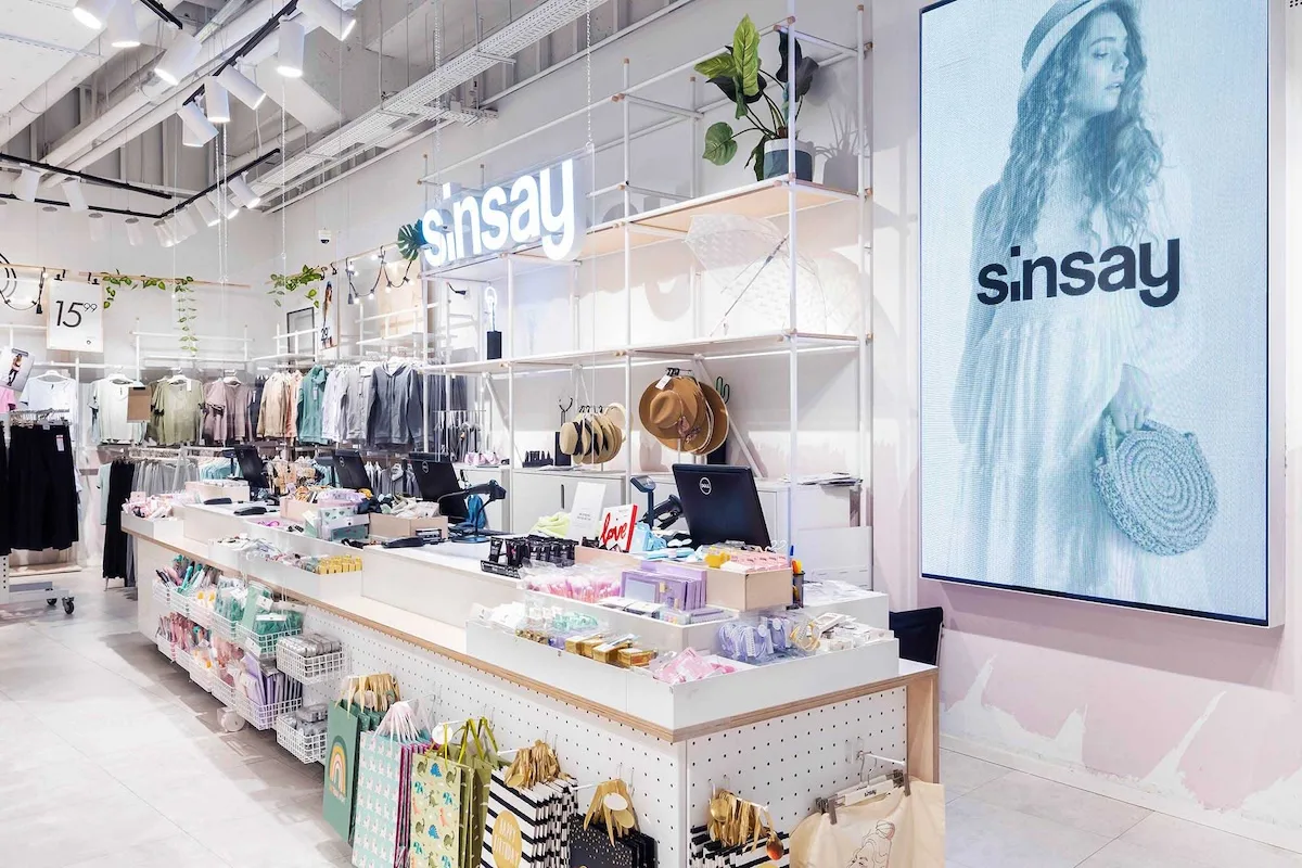 Інтер'єр сучасного магазину Sinsay вирізняється яскравим, мінімалістичним дизайном та широким вибором одягу й аксесуарів. Торговий простір відображає стратегію LPP, засновану на доступності трендів та привабливих цінах, що стимулюють зростання бренду, зокрема на естонському ринку. На фото показано масштаб та концепцію роздрібної торгівлі, що підтримують розширення компанії.