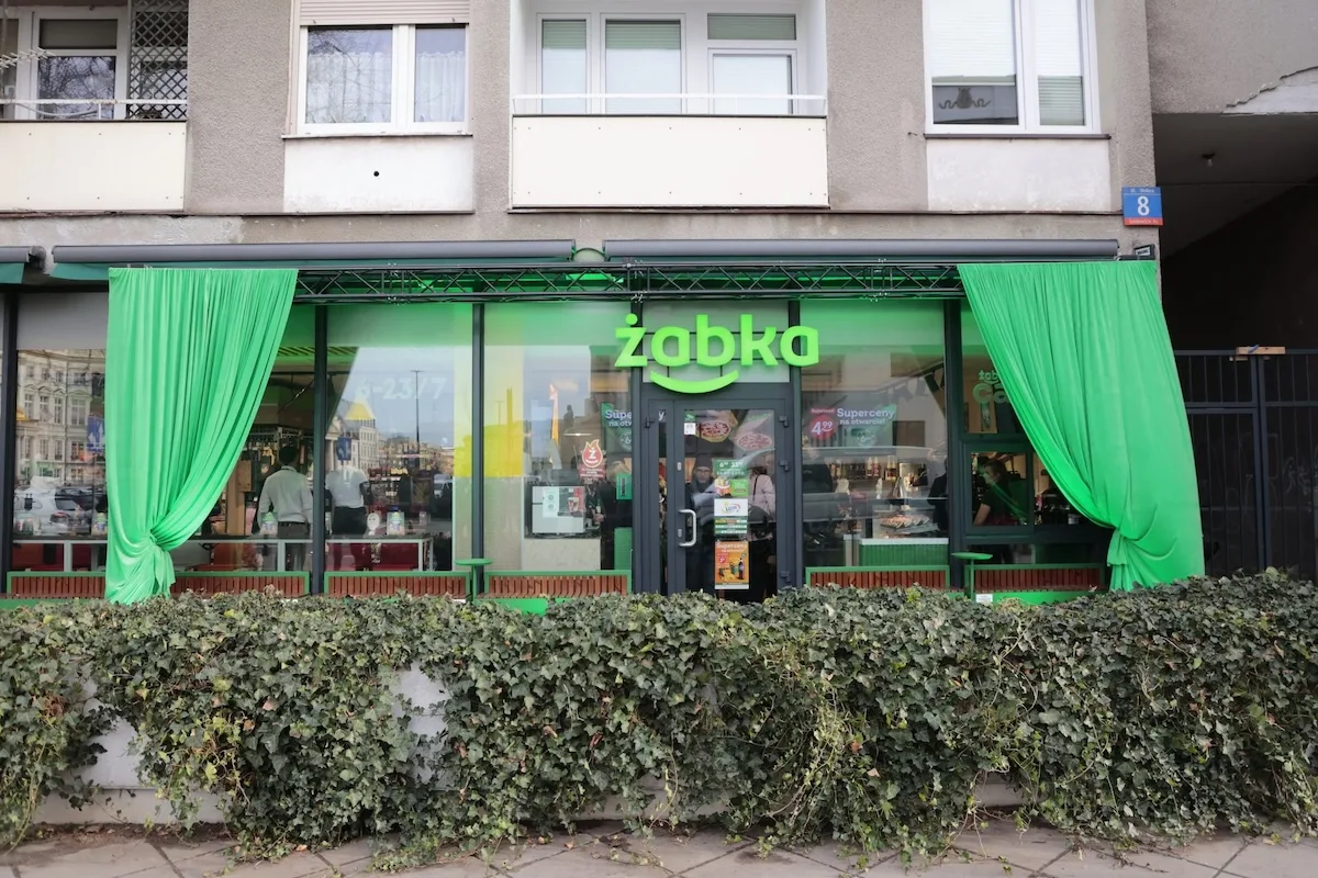 Магазин Żabka як пункт відправлення та отримання посилок – частина мережі Izidrop, що підтримує повернення та логістику електронної комерції за моделлю PUDO.