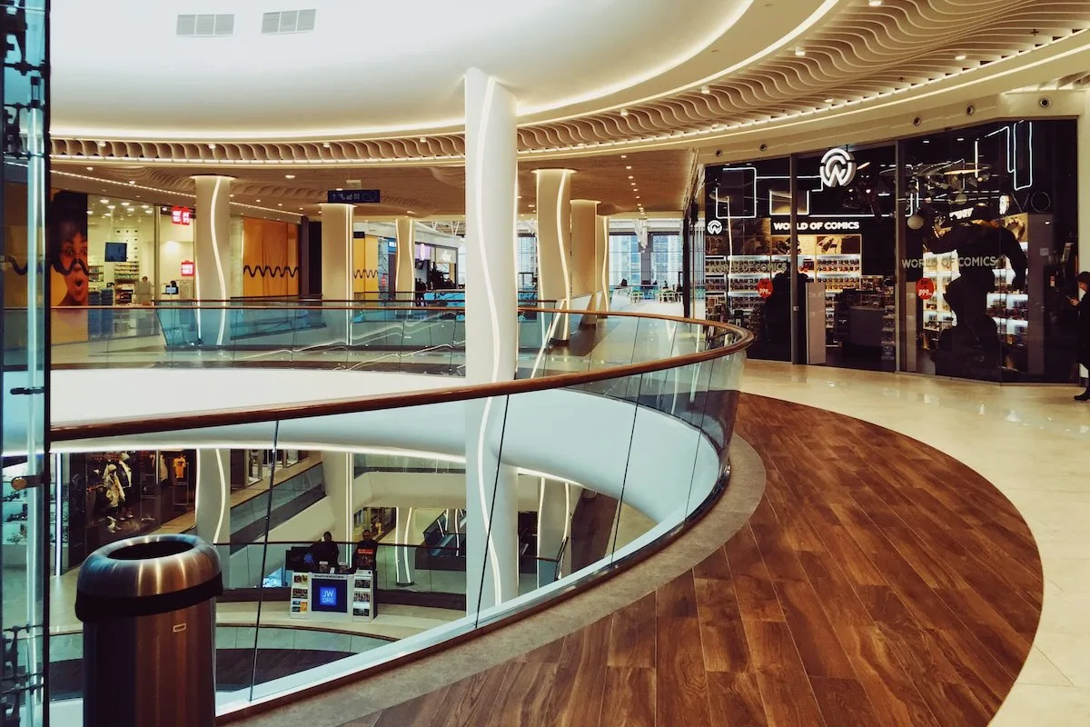 Інтер'єр сучасного торгового центру із закритими або порожніми магазинами, що символізує обмежений робочий час у Велику суботу.