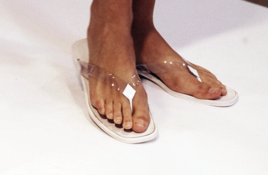 Спрощений дизайн босоніжок з дев’яностих став хітом продажів.
