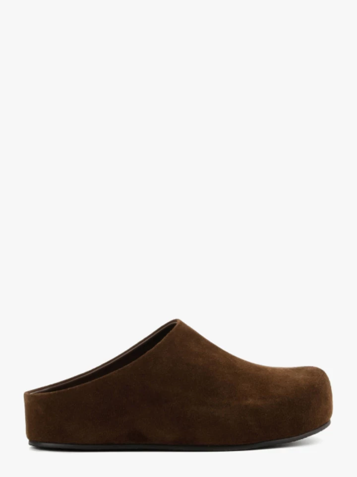 Цієї весни у моді несподівані шкіряні сабо
2