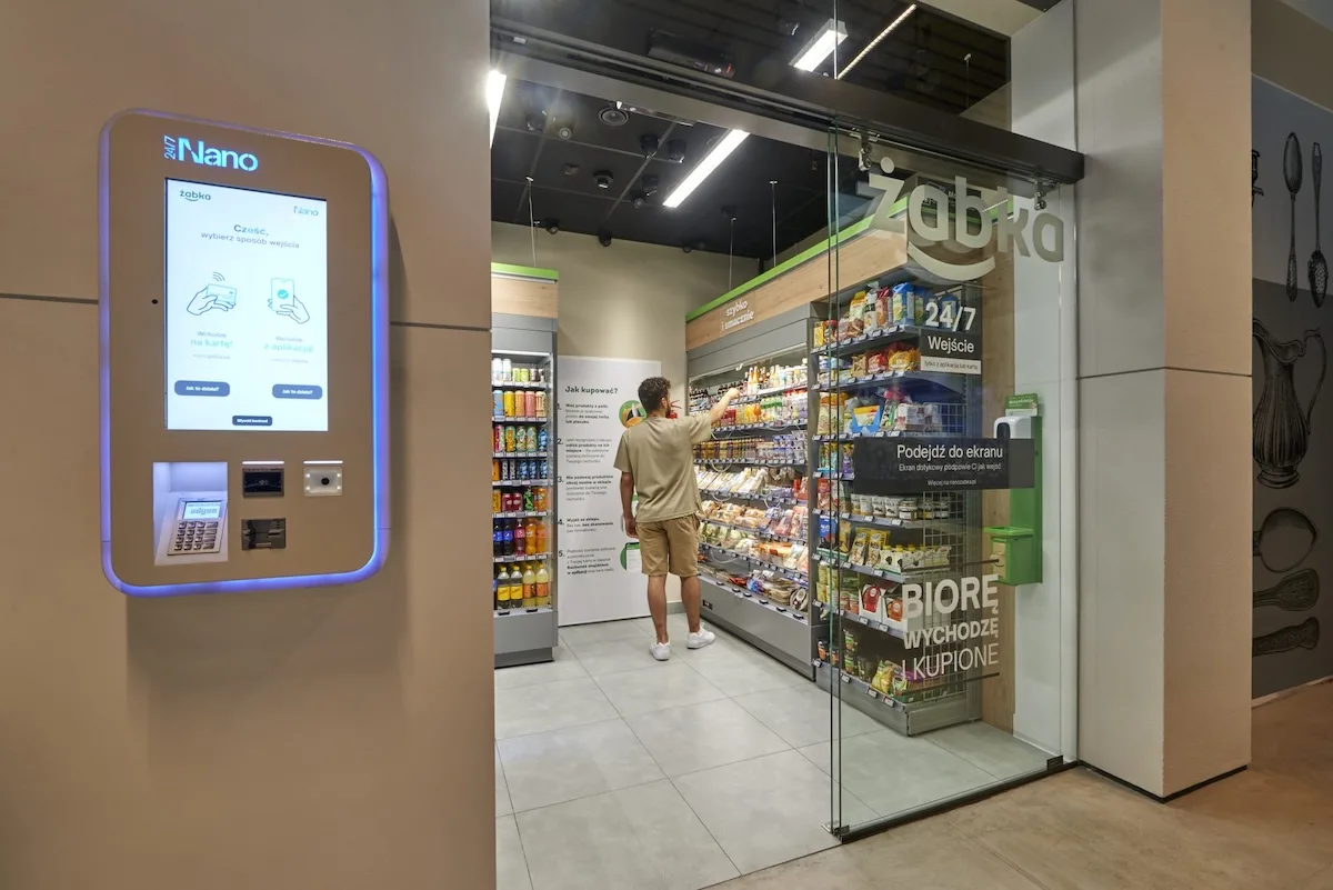 Автономний магазин Żabka Nano, де покупець вибирає товари з полиці – сучасний торговий простір без персоналу. Фото ілюструє предмет розслідування, проведеного Управлінням з питань конкуренції та захисту прав споживачів, яке стосується, серед іншого, способу комунікації акцій та цін.