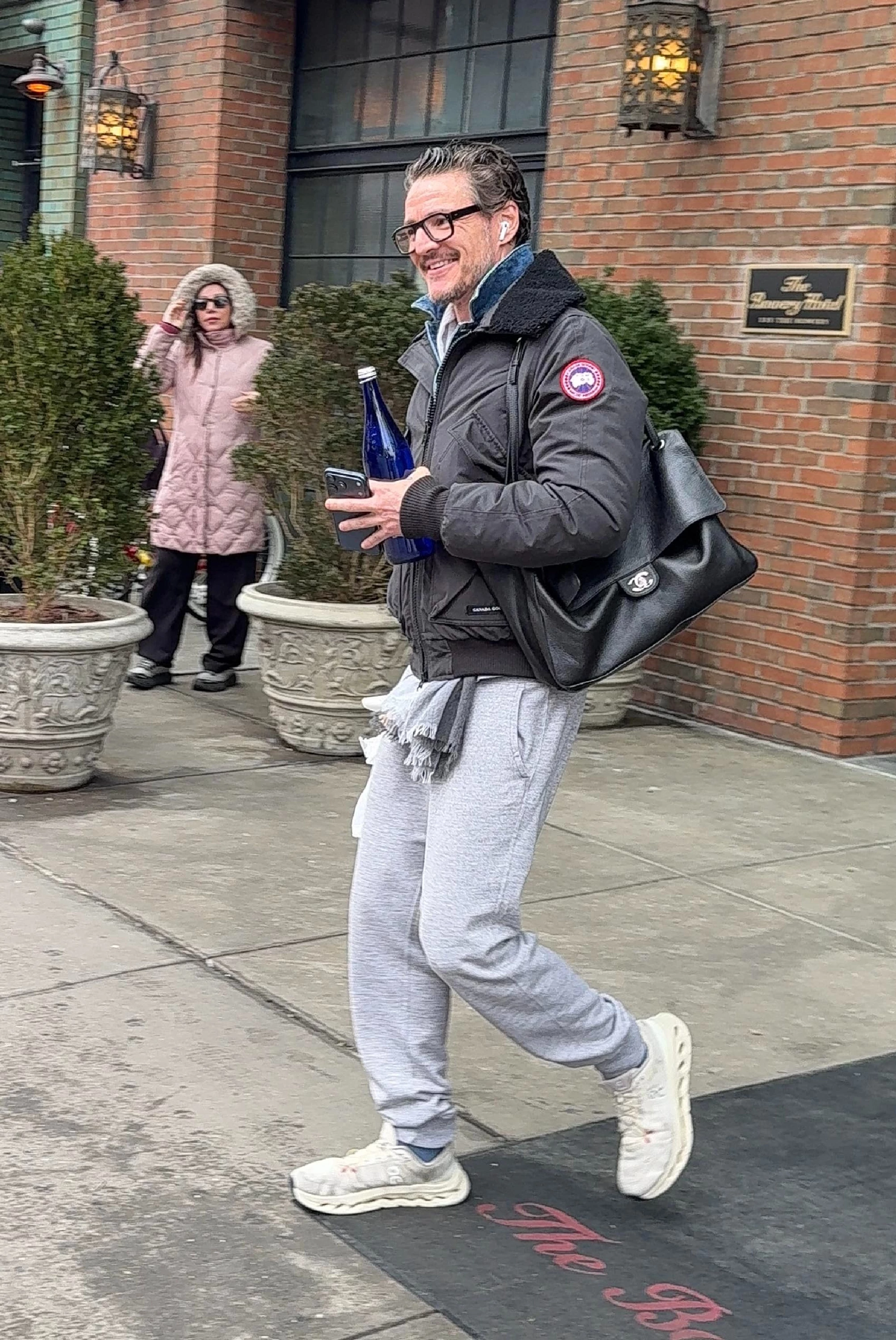 Педро Паскаль у Нью-Йорку з сумкою Chanel2